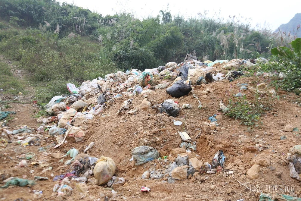 Những bãi rác tự phát trên Quốc lộ 70B