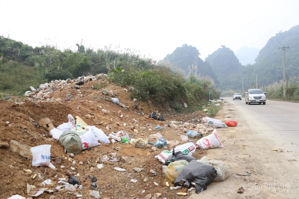 Những bãi rác tự phát trên Quốc lộ 70B