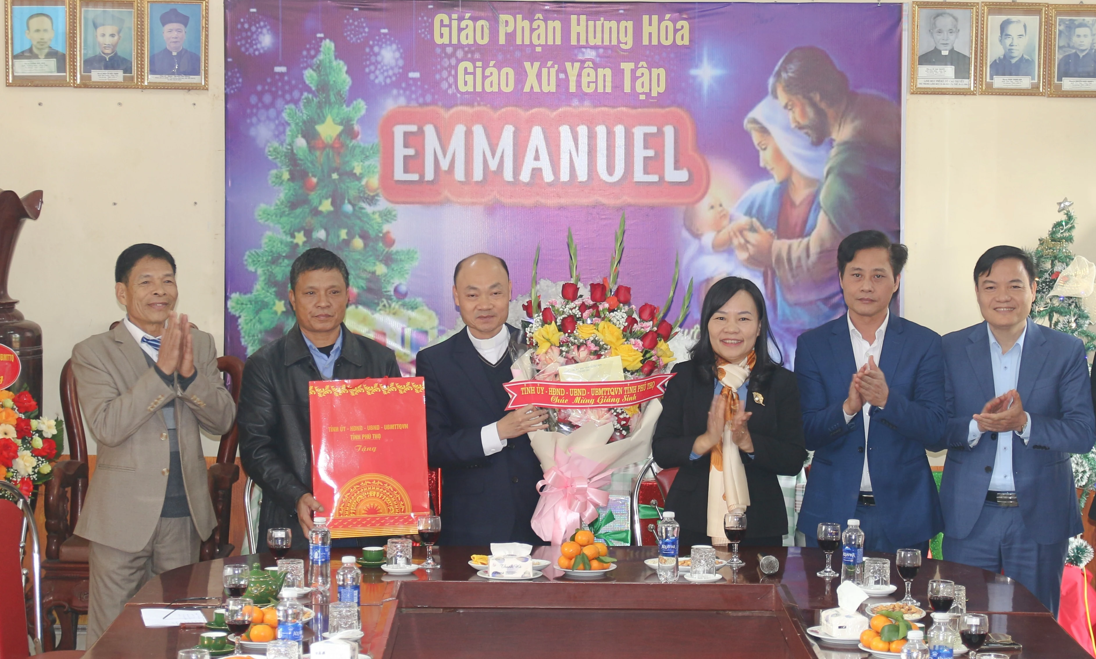 Trưởng Ban Dân vận Tỉnh ủy chúc mừng giáo xứ, linh mục huyện Cẩm Khê