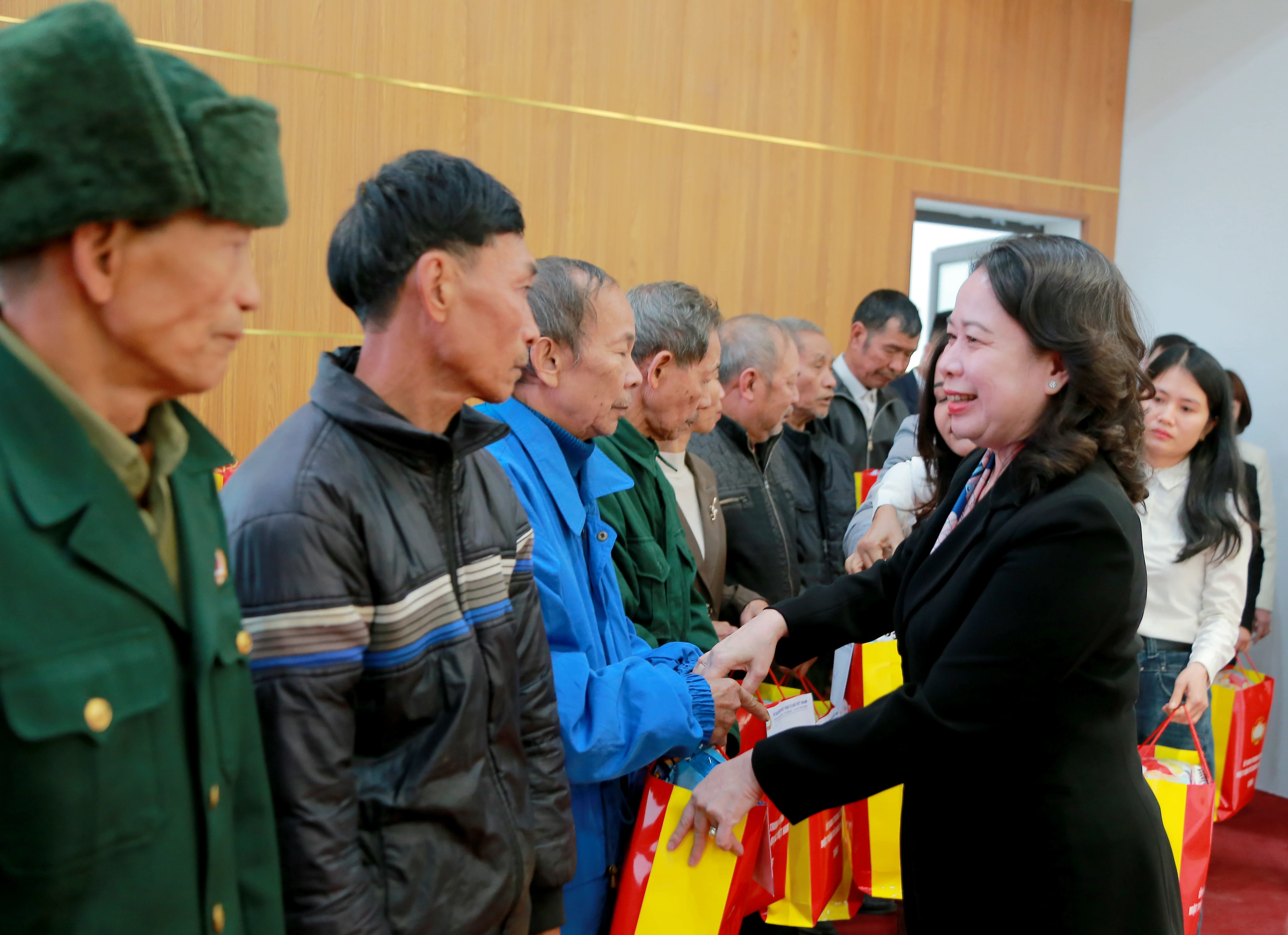 Phó Chủ tịch nước Võ Thị Ánh Xuân thăm, tặng quà Tết cho các gia đình chính sách, người nghèo, công nhân lao động, trẻ em có hoàn cảnh khó khăn