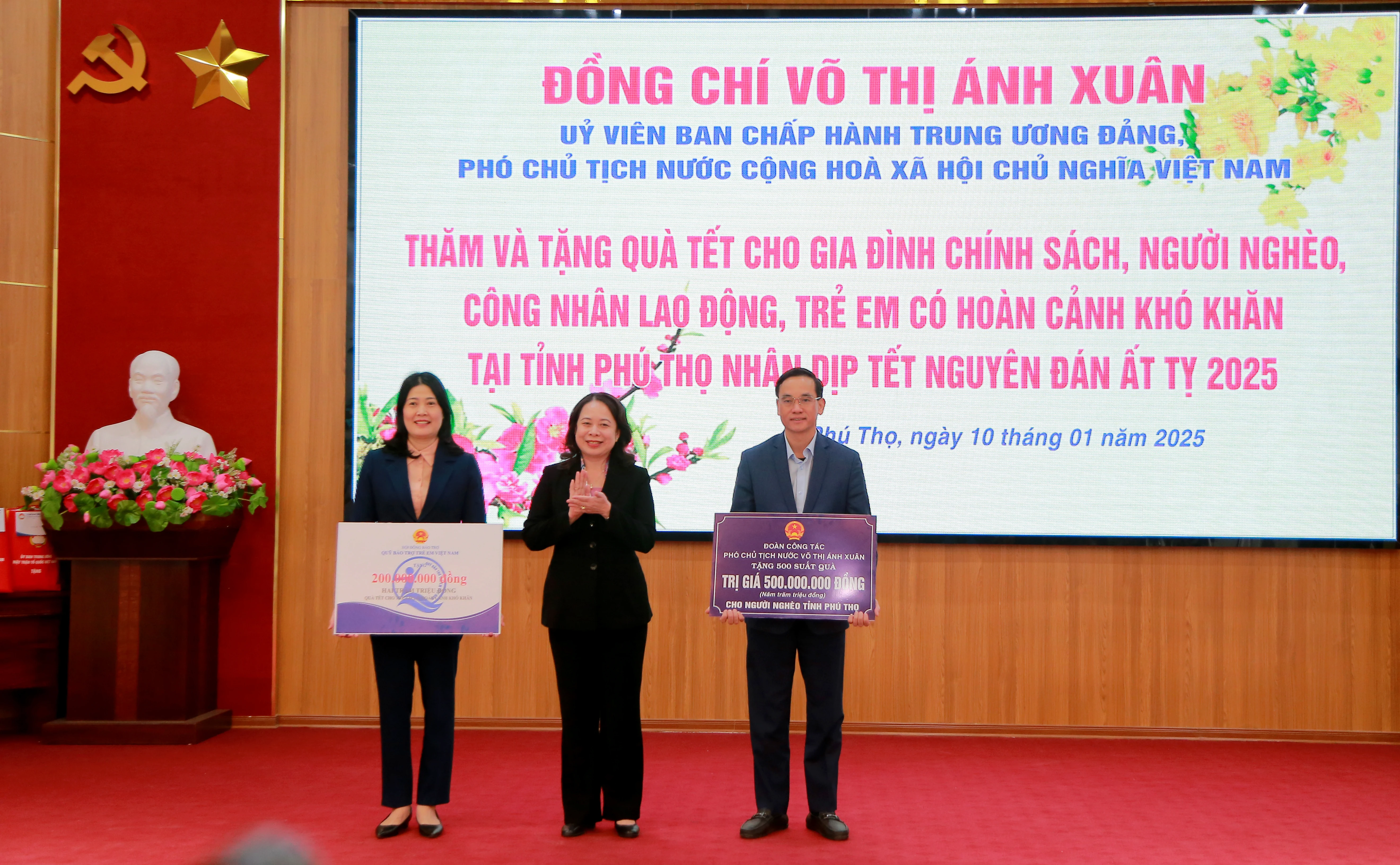 Phó Chủ tịch nước Võ Thị Ánh Xuân thăm, tặng quà Tết cho các gia đình chính sách, người nghèo, công nhân lao động, trẻ em có hoàn cảnh khó khăn