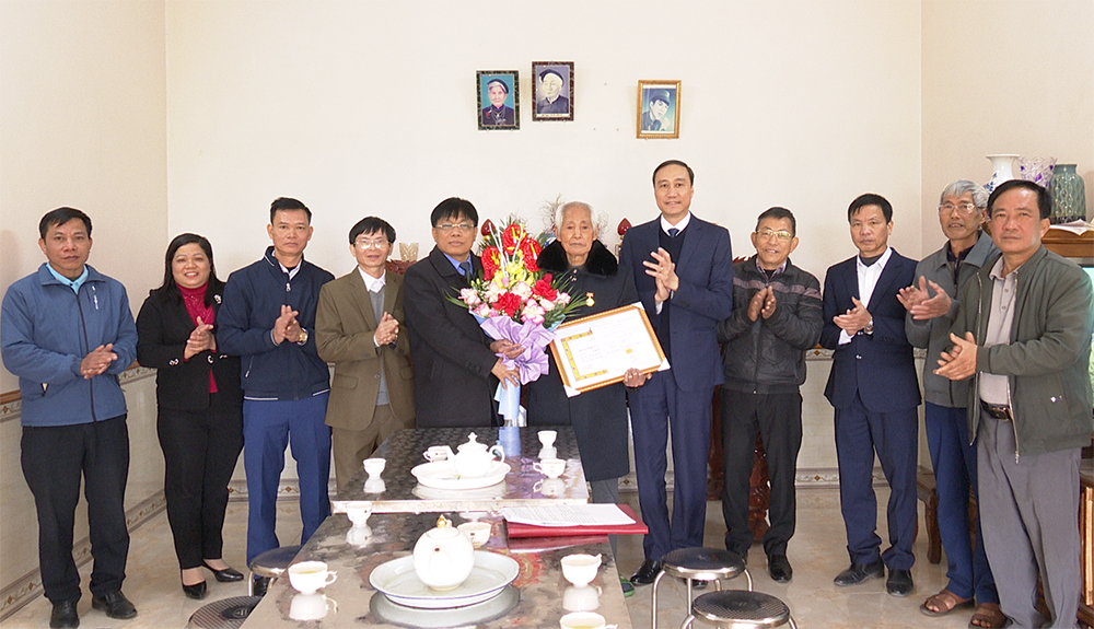 Phó Bí thư Thường trực Tỉnh ủy Phùng Khánh Tài trao Huy hiệu Đảng tại huyện Đoan Hùng