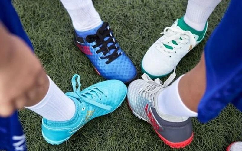 Giày đá bóng sân cỏ nhân tạo: Kinh nghiệm chọn mua, top giày tốt nhất