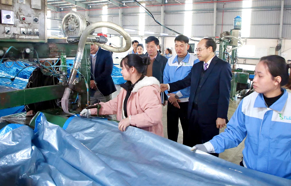 Trưởng Ban Tuyên giáo Tỉnh ủy Vi Mạnh Hùng thăm, tặng quà Tết tại huyện Tân Sơn