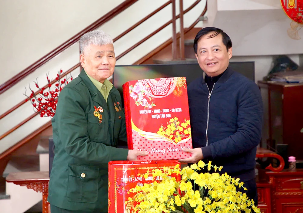 Trưởng Ban Tuyên giáo Tỉnh ủy Vi Mạnh Hùng thăm, tặng quà Tết tại huyện Tân Sơn