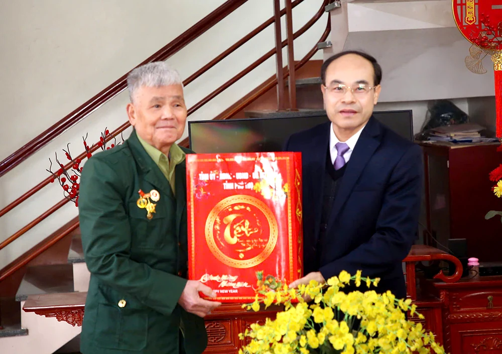 Trưởng Ban Tuyên giáo Tỉnh ủy Vi Mạnh Hùng thăm, tặng quà Tết tại huyện Tân Sơn