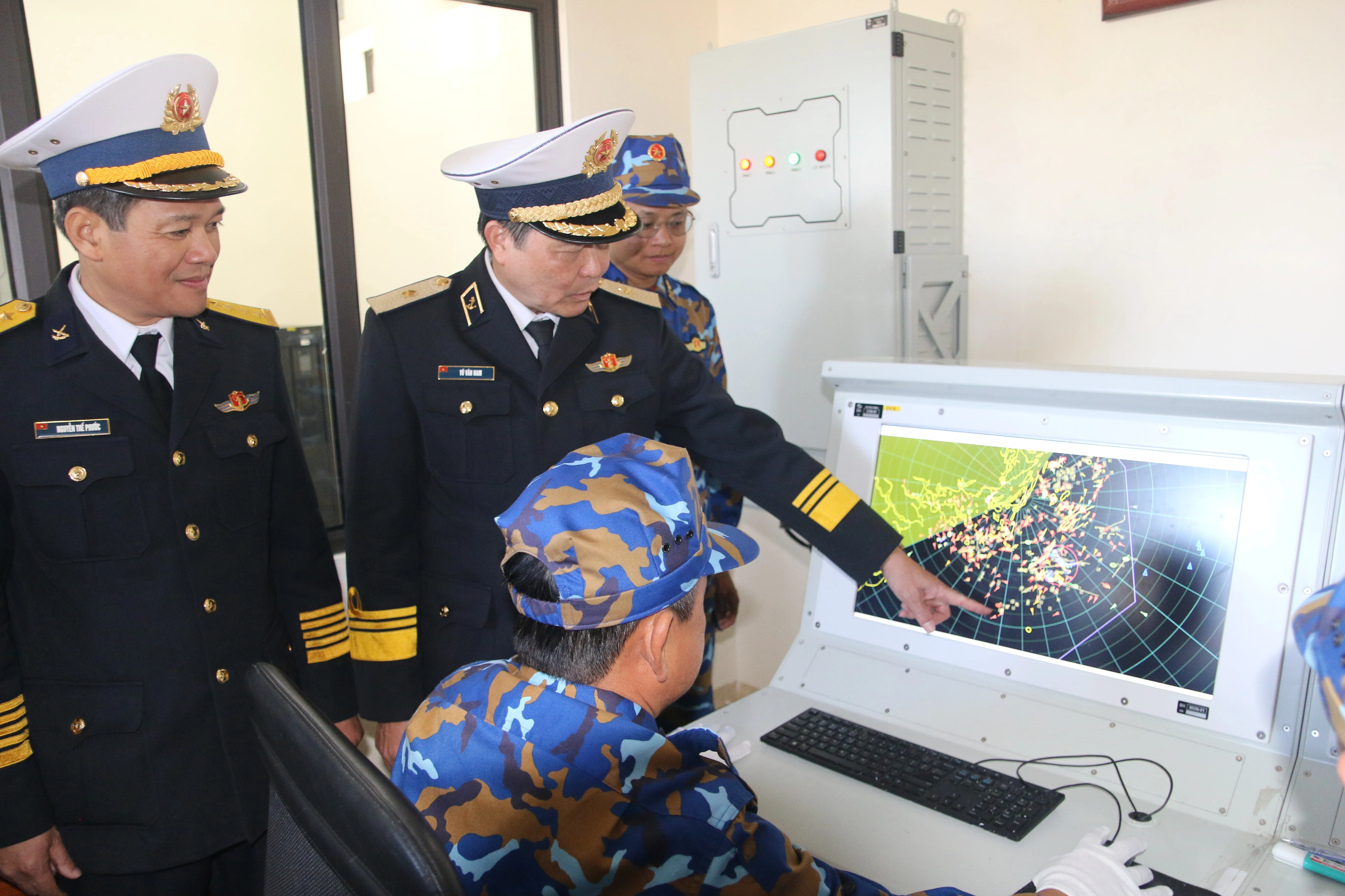 Thăm, tặng quà Tết cán bộ, chiến sĩ và Nhân dân đảo Trà Bản