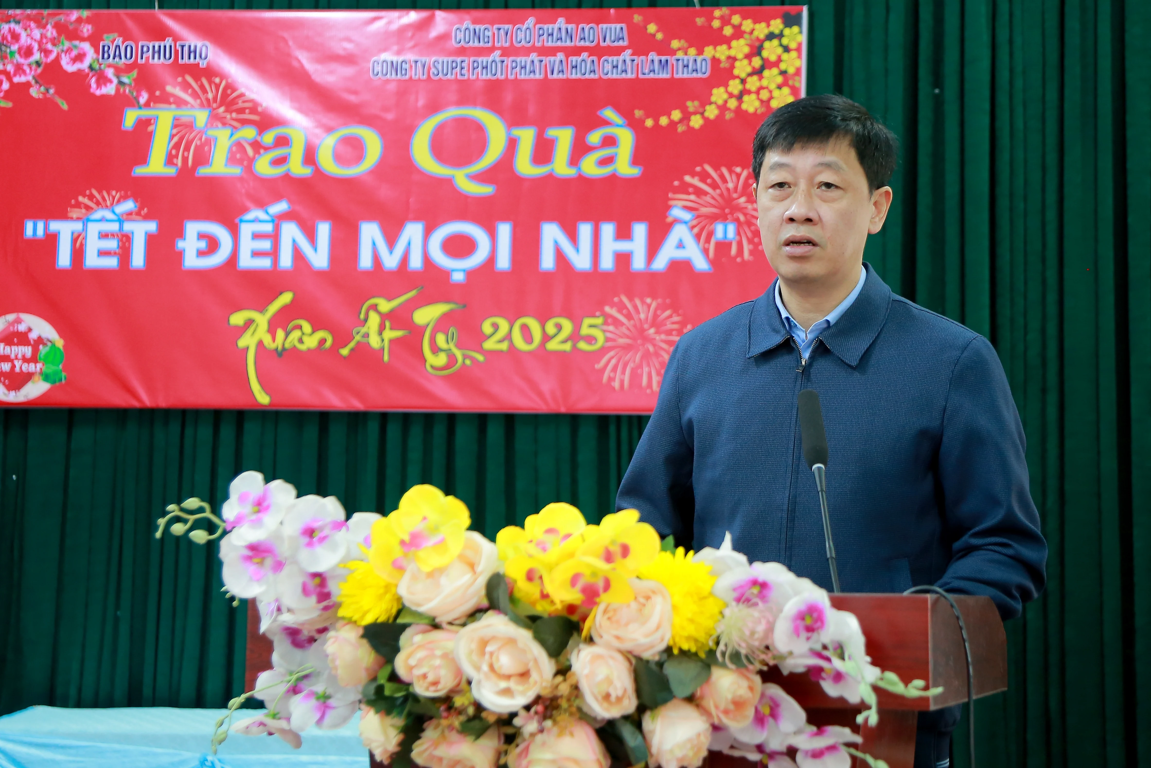 Trao quà “Tết đến mọi nhà” tại huyện Yên Lập