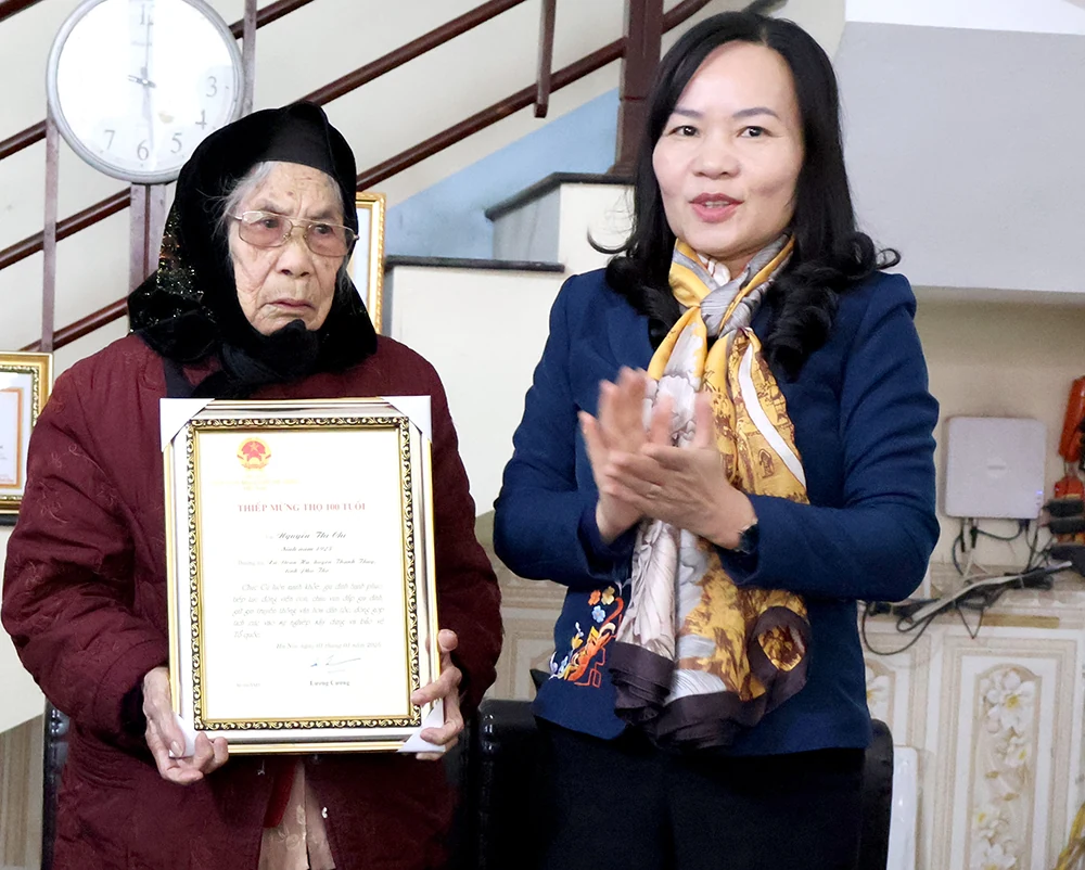 Trưởng Ban Dân vận Tỉnh uỷ Nguyễn Thị Thanh Huyền tặng quà Tết tại huyện Thanh Thuỷ