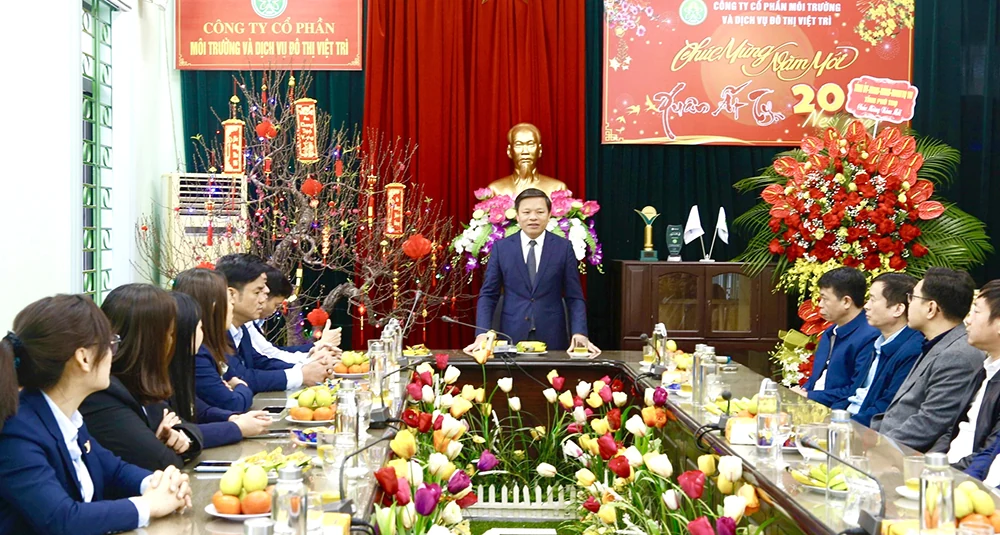 Phó Chủ tịch UBND tỉnh Phan Trọng Tấn thăm, chúc Tết Công ty cổ phần Môi trường và Dịch vụ đô thị Việt Trì