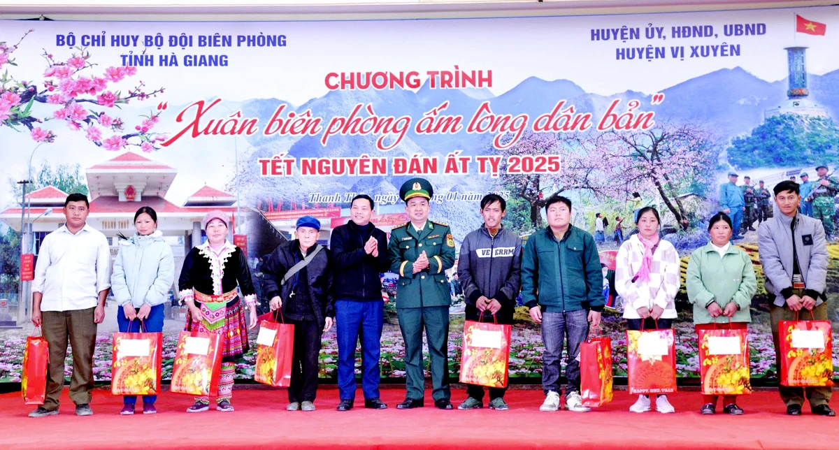 Thắm tình quân dân nơi biên cương