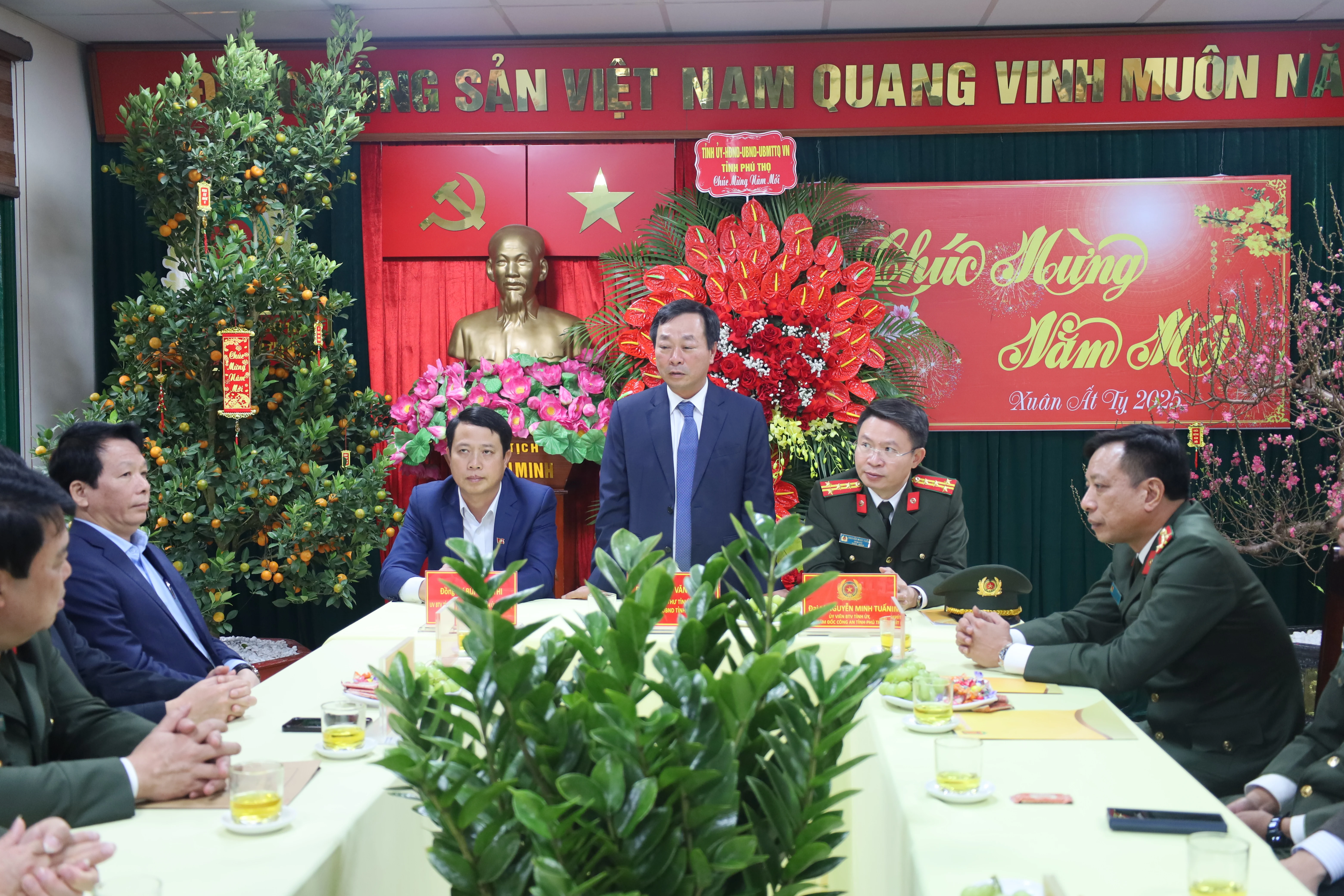 Chủ tịch UBND tỉnh Bùi Văn Quang thăm, chúc Tết lực lượng Công an tỉnh