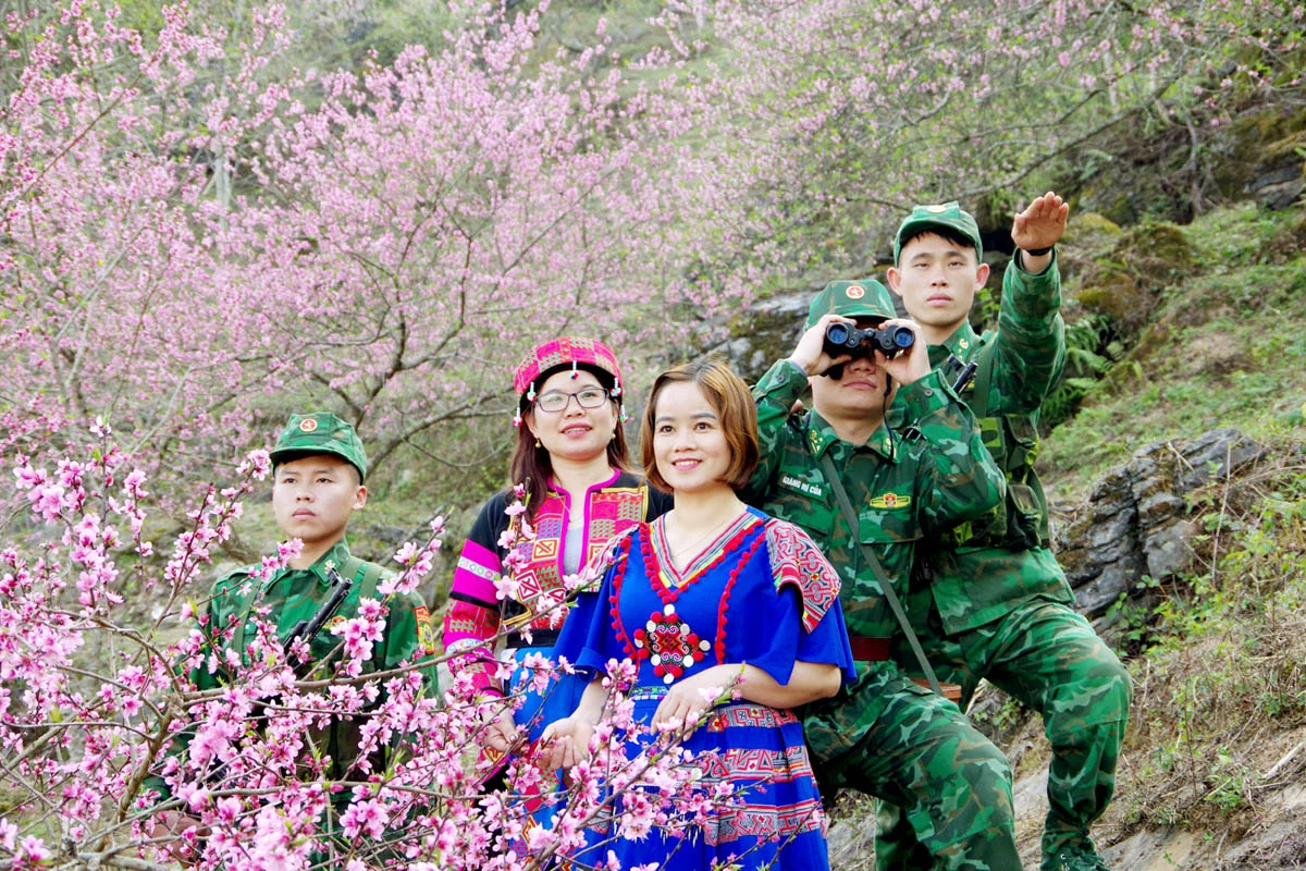 Những chiến sỹ quân hàm xanh giữ sắc hồng biên cương