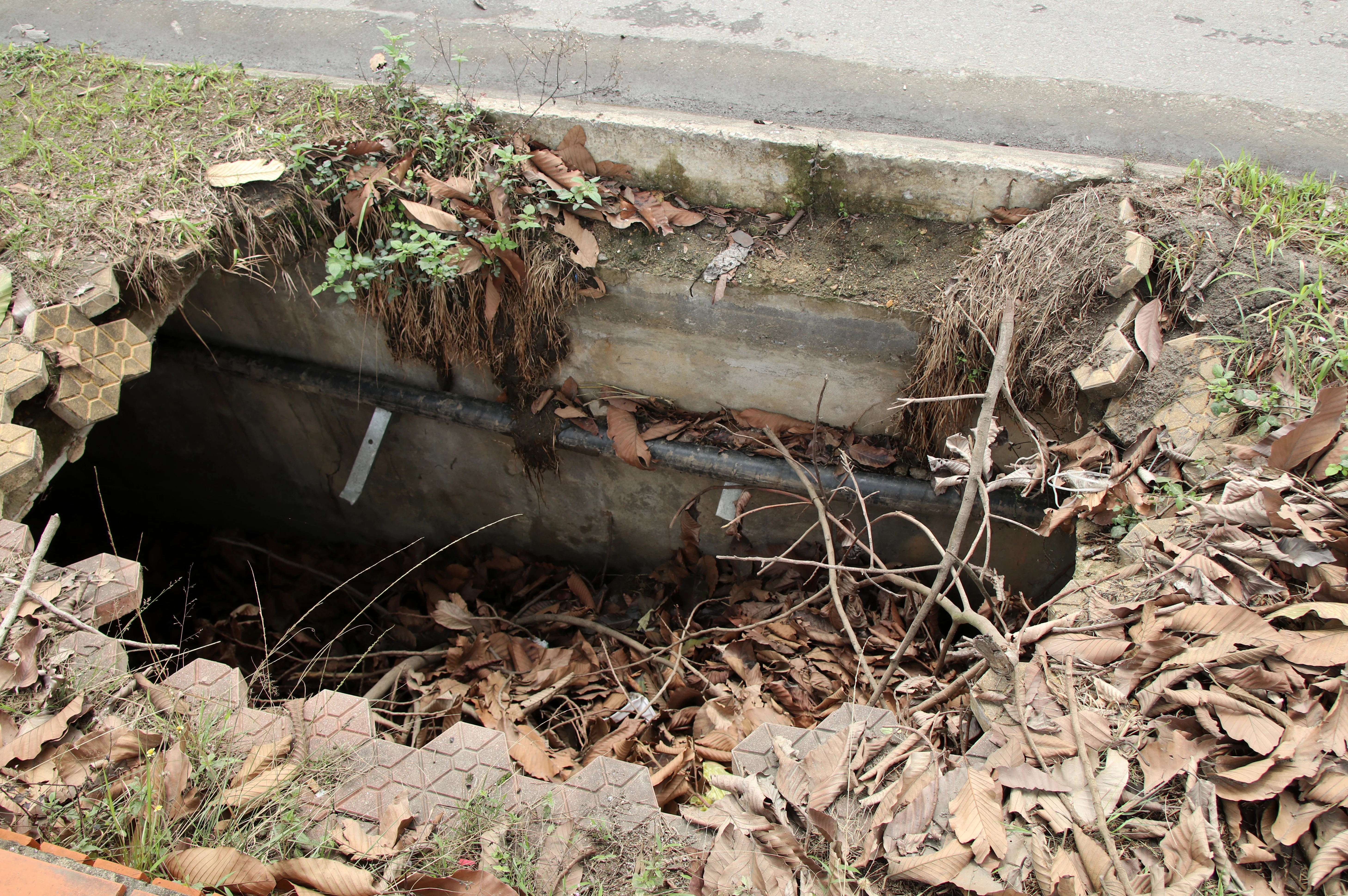 Vỉa hè hư hỏng tiềm ẩn nhiều nguy hiểm