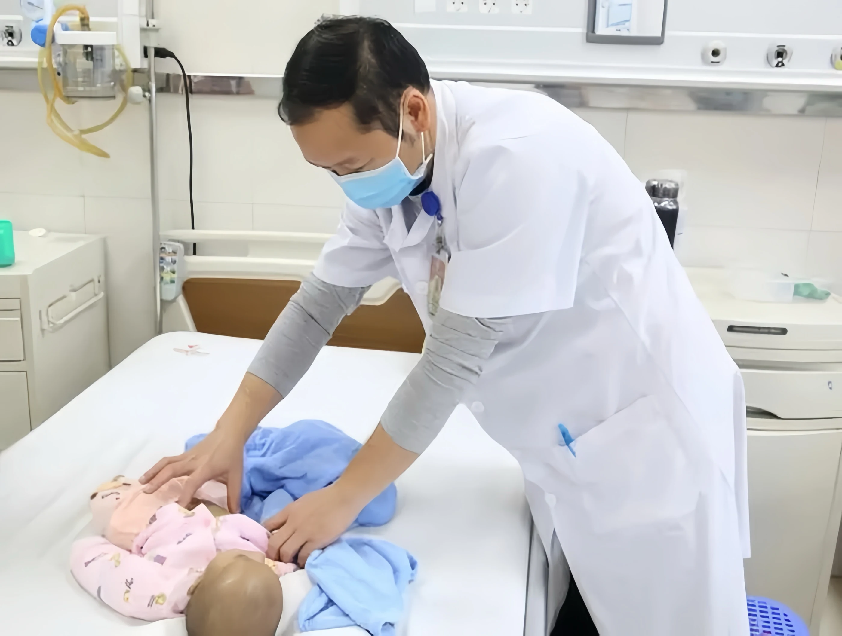 Phẫu thuật thành công cứu bé 1 tháng tuổi mắc bệnh hiếm gặp