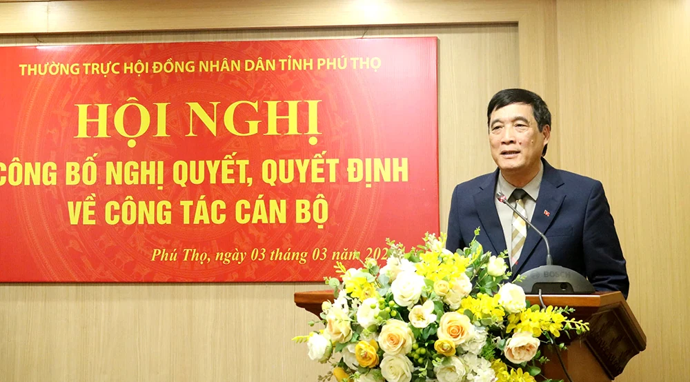 Thường trực HĐND tỉnh công bố nghị quyết, quyết định về công tác cán bộ