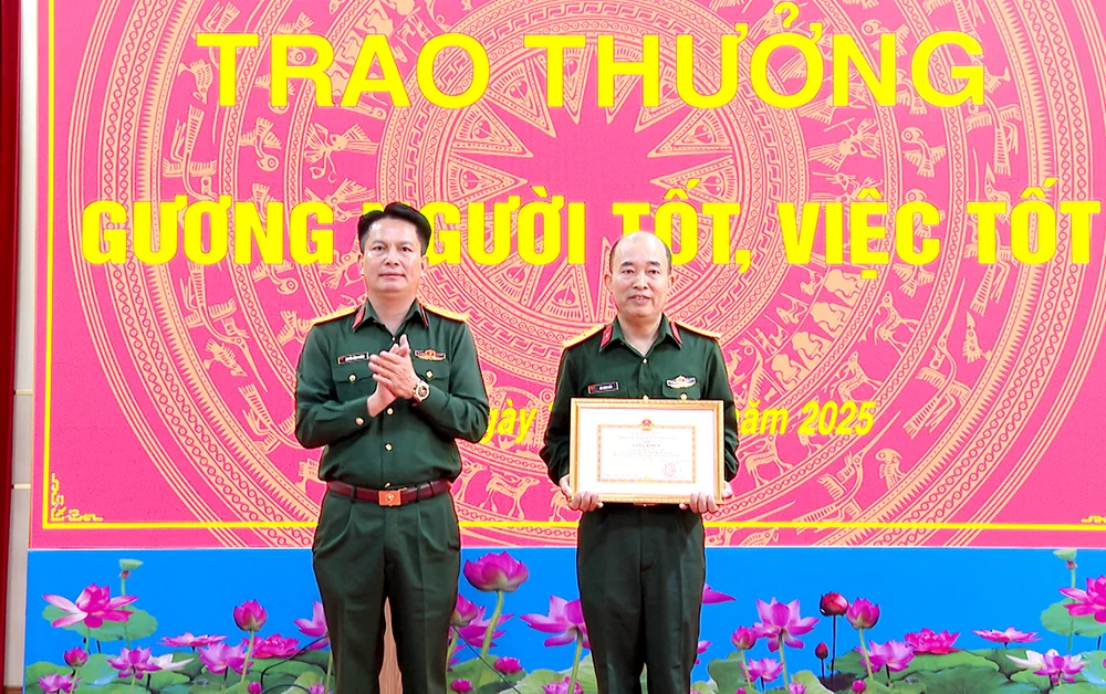 Trao thưởng đột xuất cho Thiếu tá Đào Trung Kiên