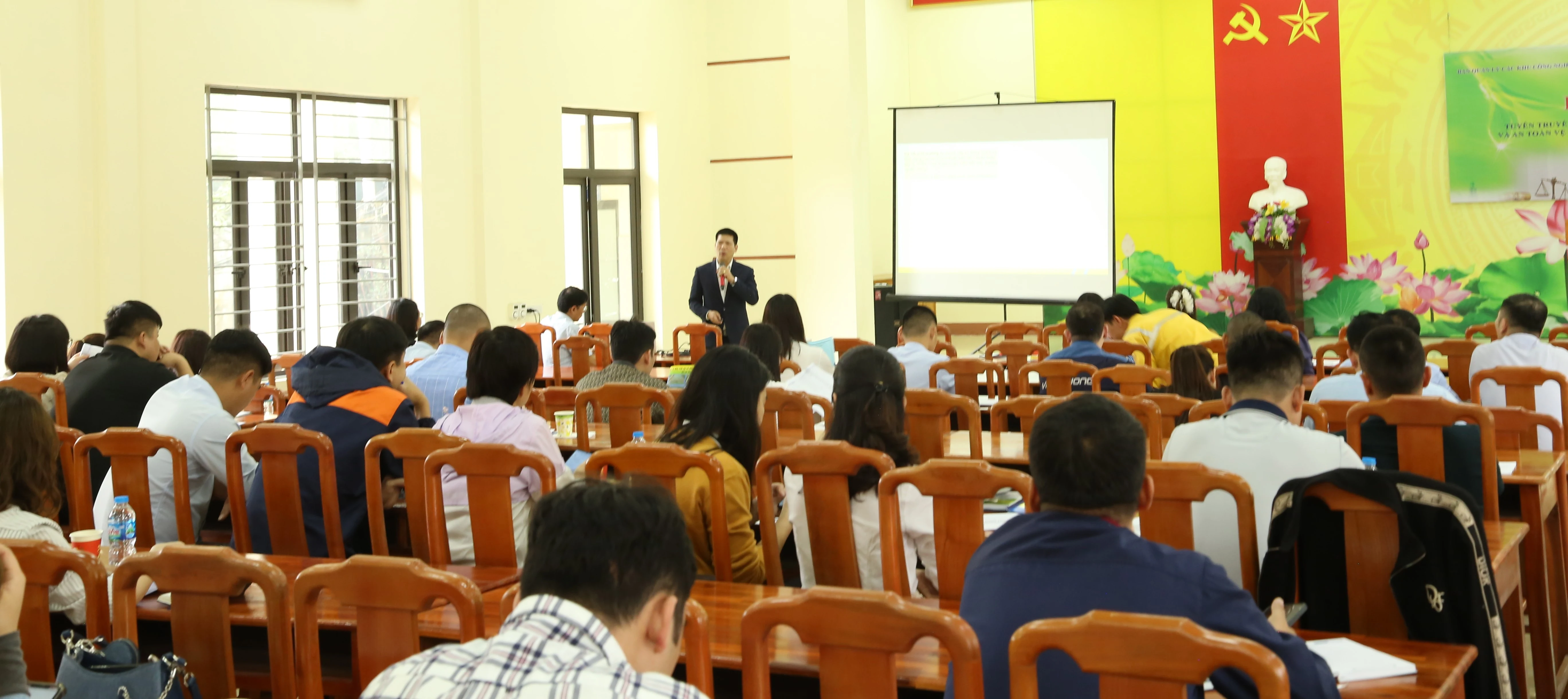 Phổ biến pháp luật về bảo vệ môi trường và an toàn vệ sinh lao động cho các doanh nghiệp