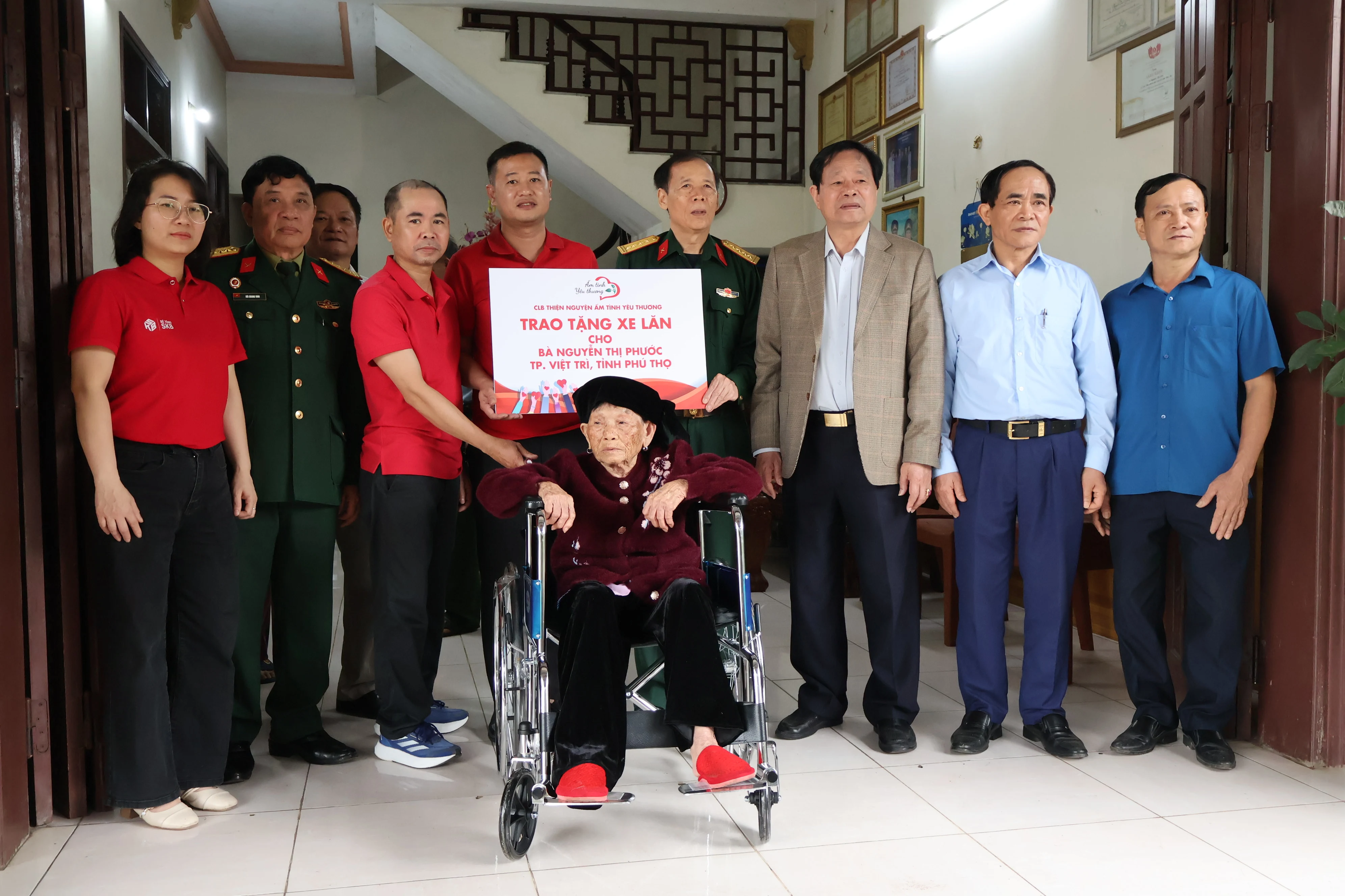 Trao tặng 23 xe lăn cho thân nhân liệt sĩ và người có công với cách mạng