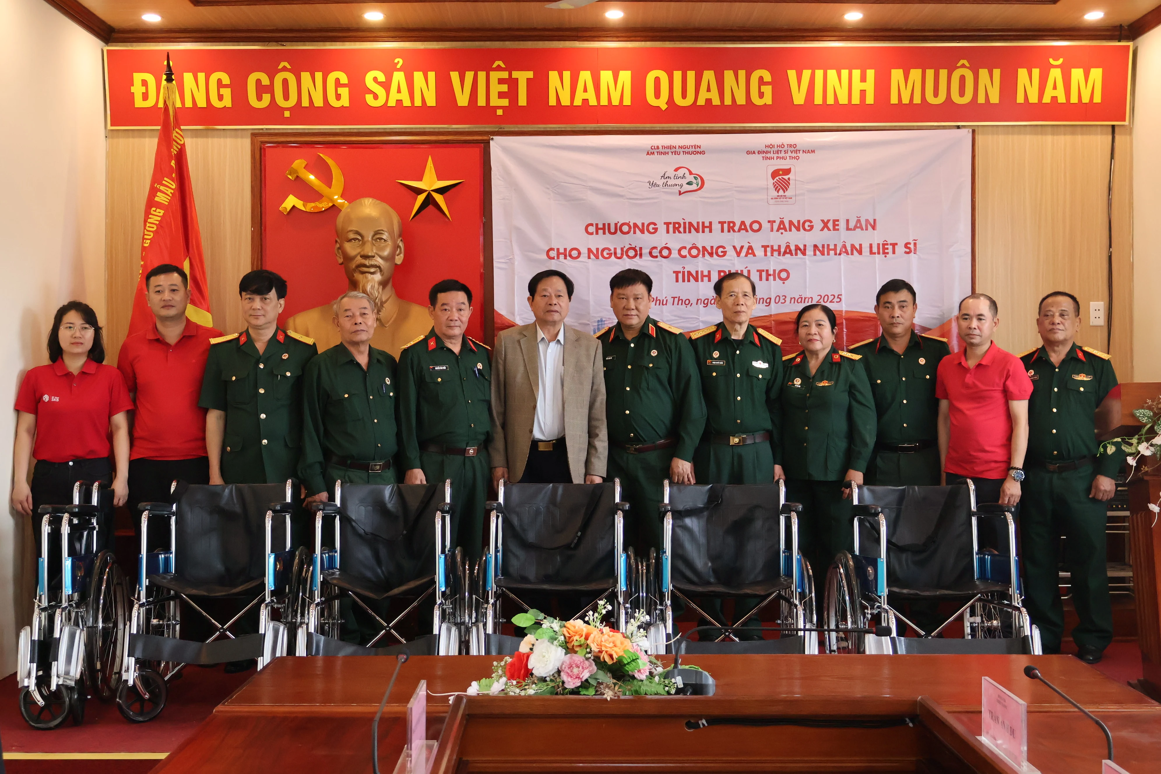 Trao tặng 23 xe lăn cho thân nhân liệt sĩ và người có công với cách mạng