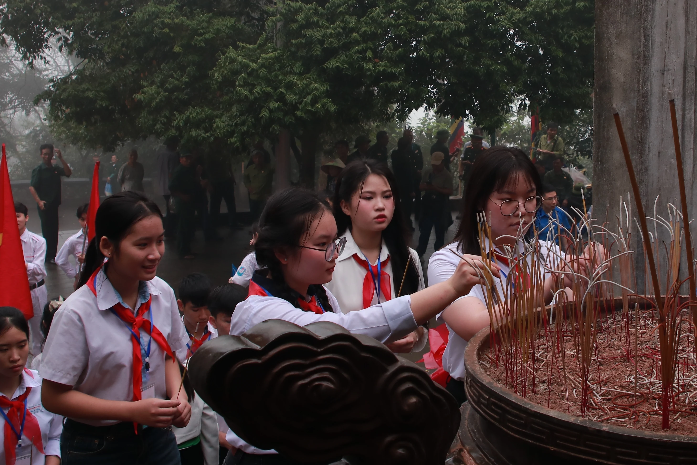 Đoàn đại biểu Cháu ngoan Bác Hồ tỉnh dâng hương tưởng nhớ các Vua Hùng