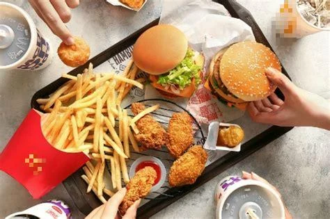 Loại đồ ăn khoái khẩu của sinh viên dễ gây trầm cảm