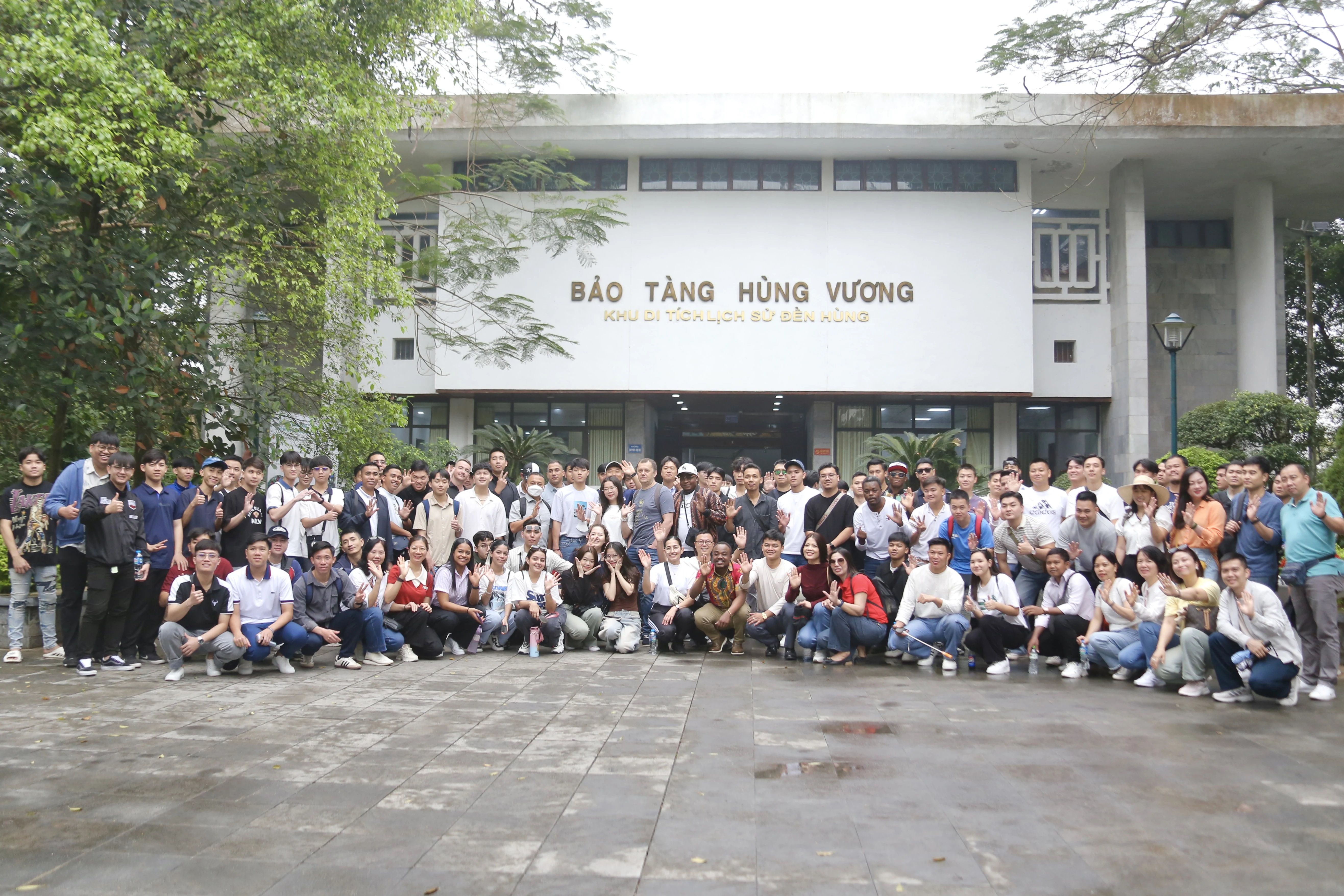 Đoàn sinh viên quốc tế hành hương về Đền Hùng