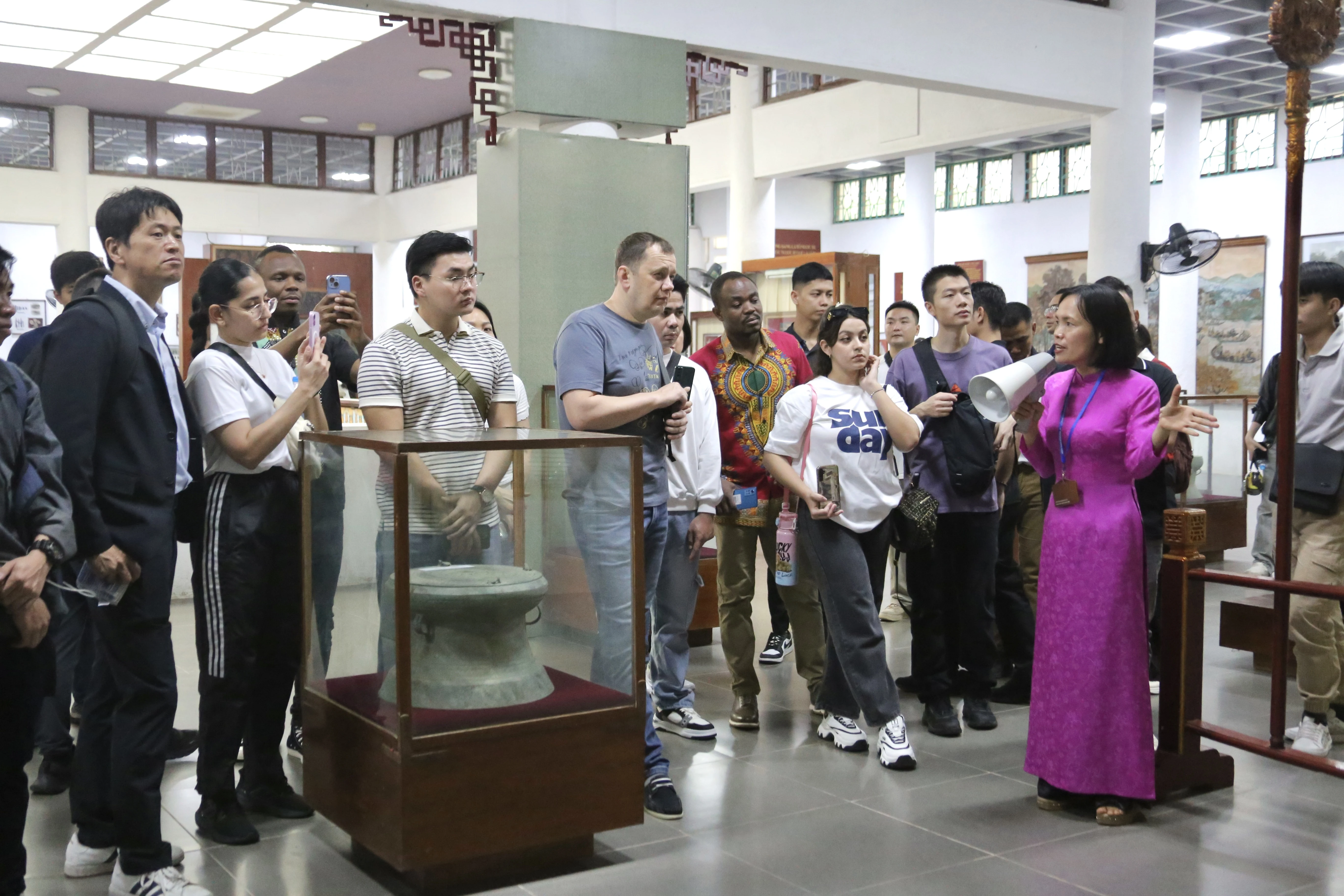 Đoàn sinh viên quốc tế hành hương về Đền Hùng