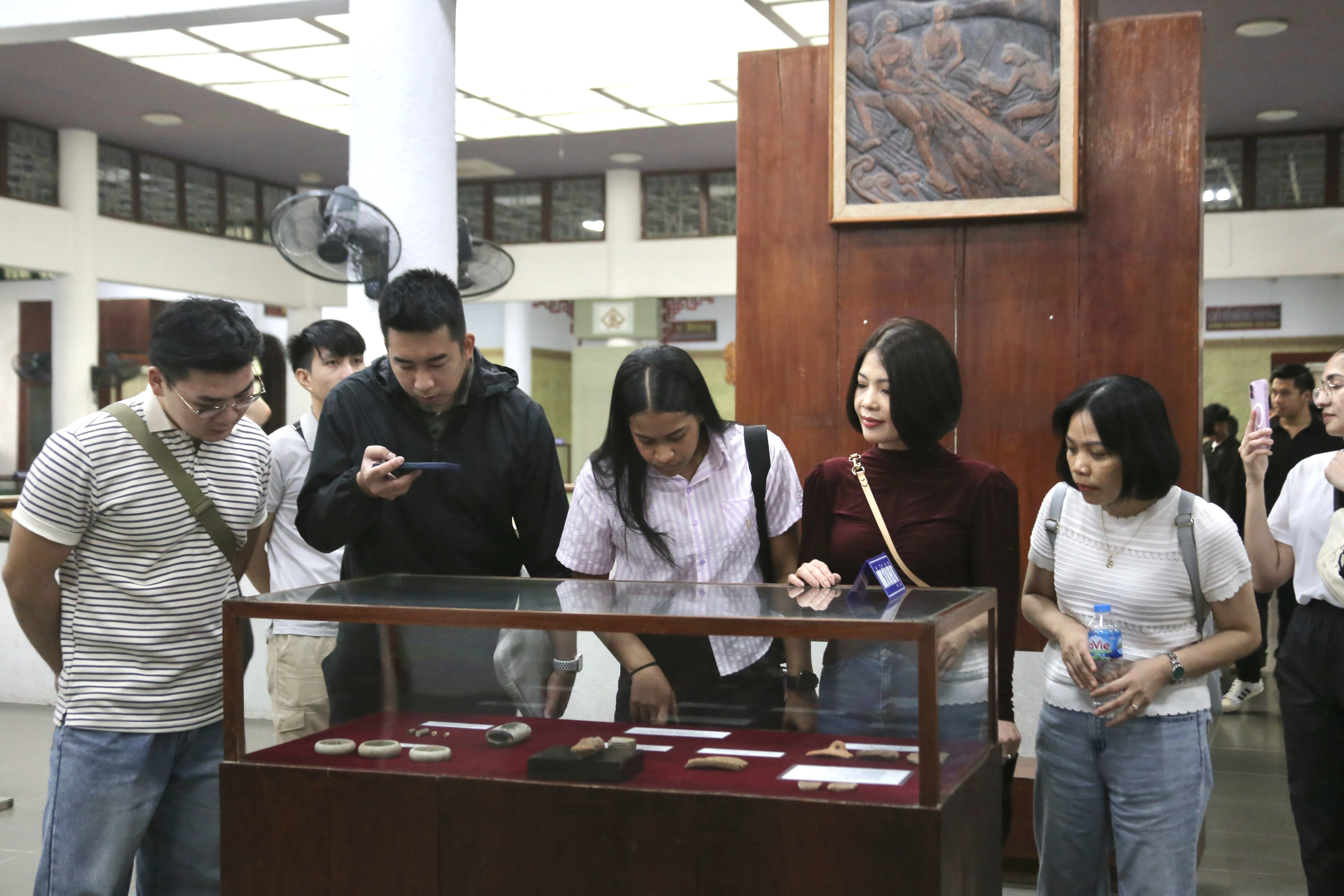 Đoàn sinh viên quốc tế hành hương về Đền Hùng