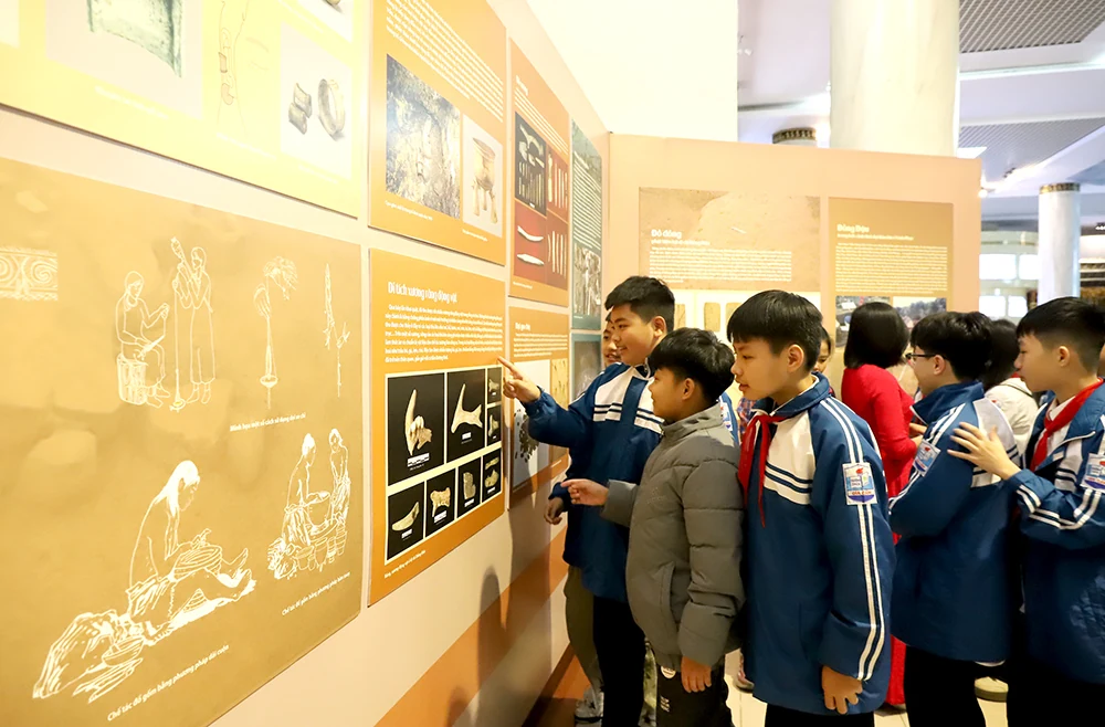 Trưng bày hơn 300 hiện vật chuyên đề “Văn hoá Hùng Vương trong dòng chảy văn minh sông Hồng”