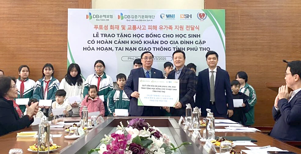 Trao 19 suất học bổng cho học sinh hoàn cảnh khó khăn do gia đình gặp tai nạn