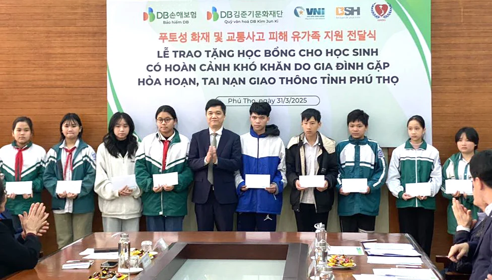 Trao 19 suất học bổng cho học sinh hoàn cảnh khó khăn do gia đình gặp tai nạn