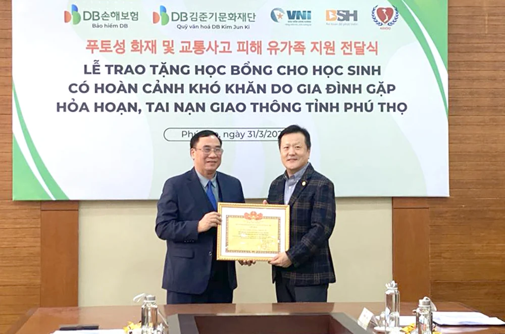 Trao 19 suất học bổng cho học sinh hoàn cảnh khó khăn do gia đình gặp tai nạn
