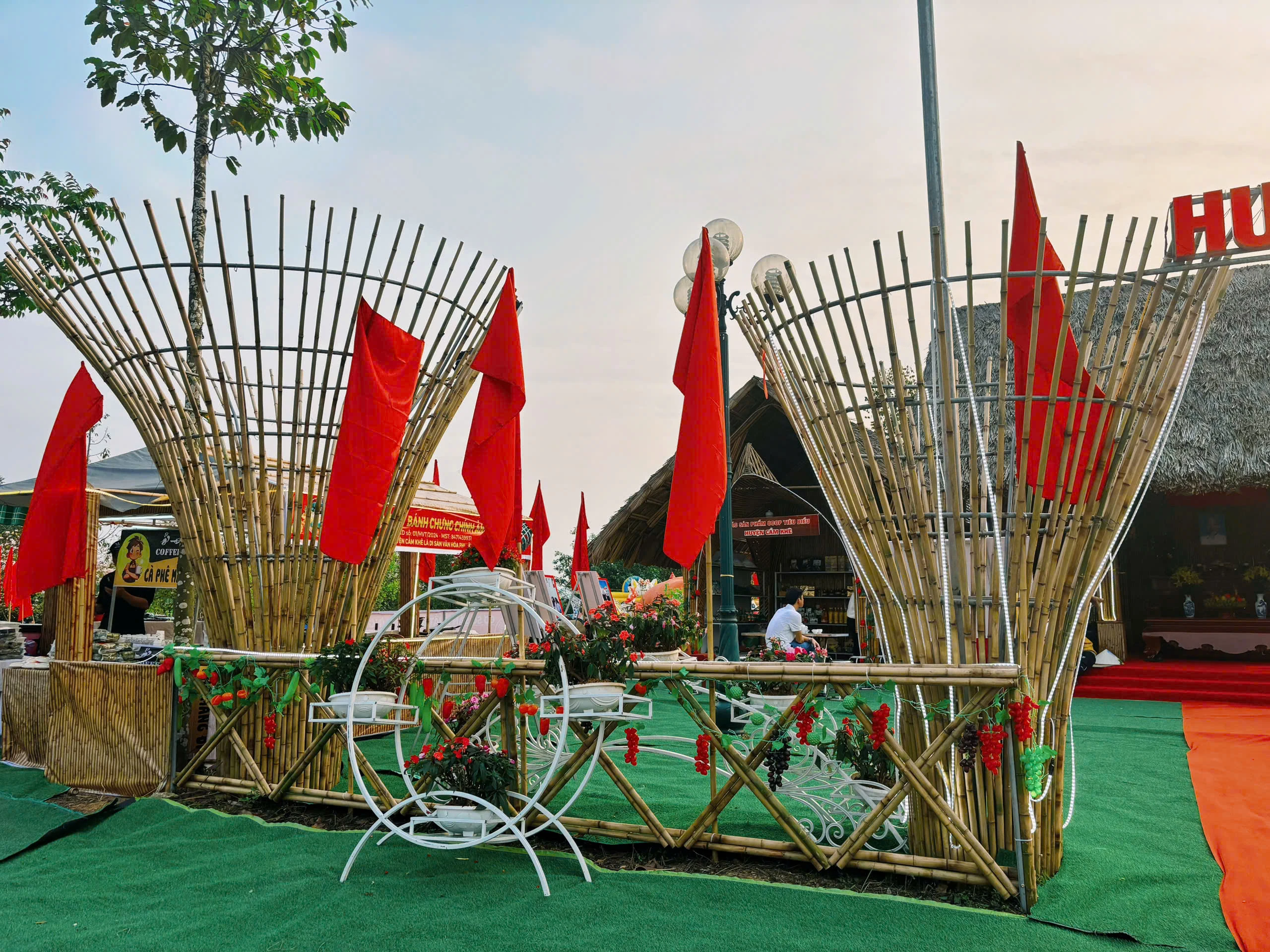 Độc đáo kiến trúc trại văn hoá của các huyện, thành, thị