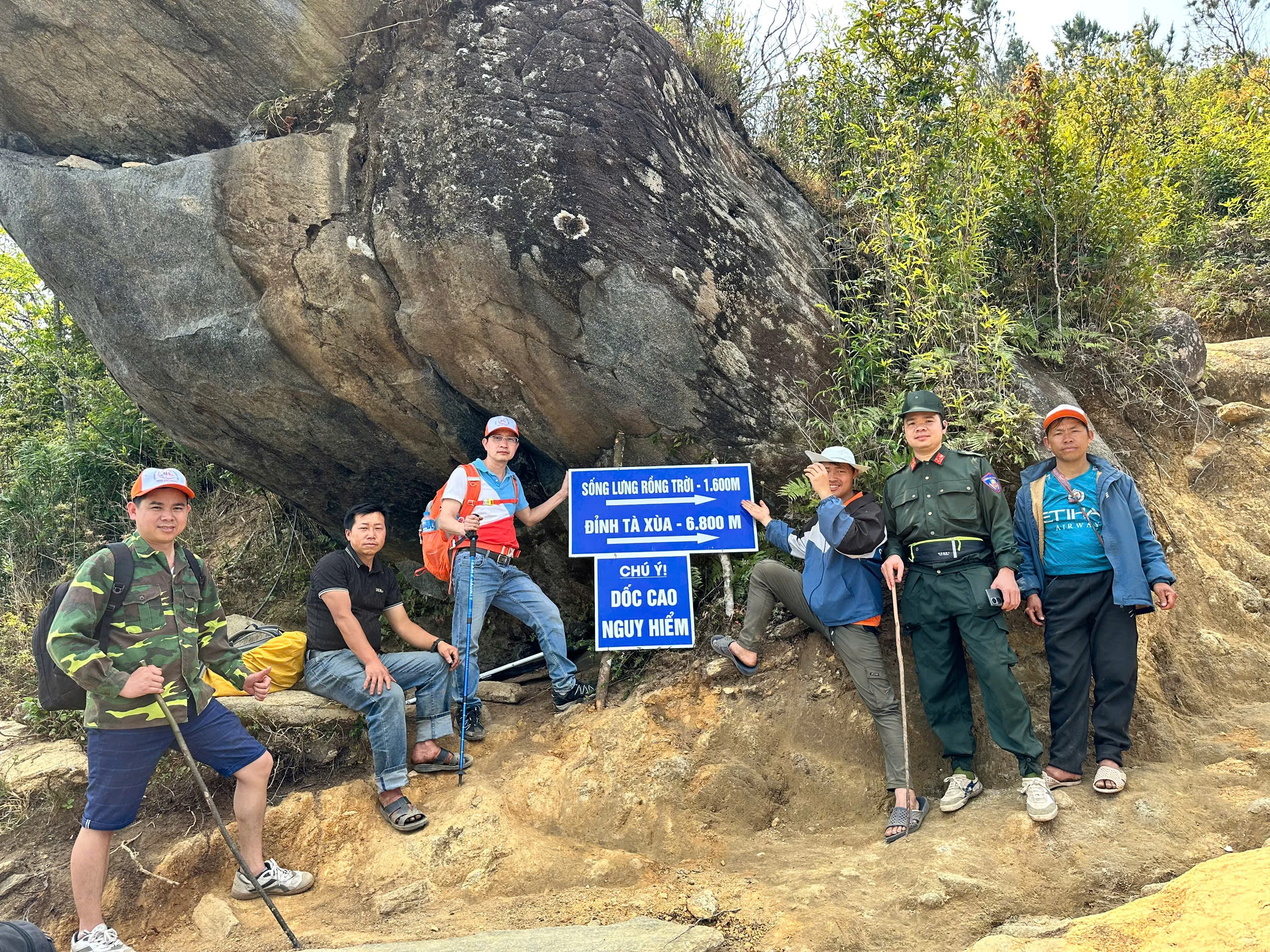 Hơn 100 phóng viên, nhà báo sẵn sàng chinh phục đỉnh Tà Xùa