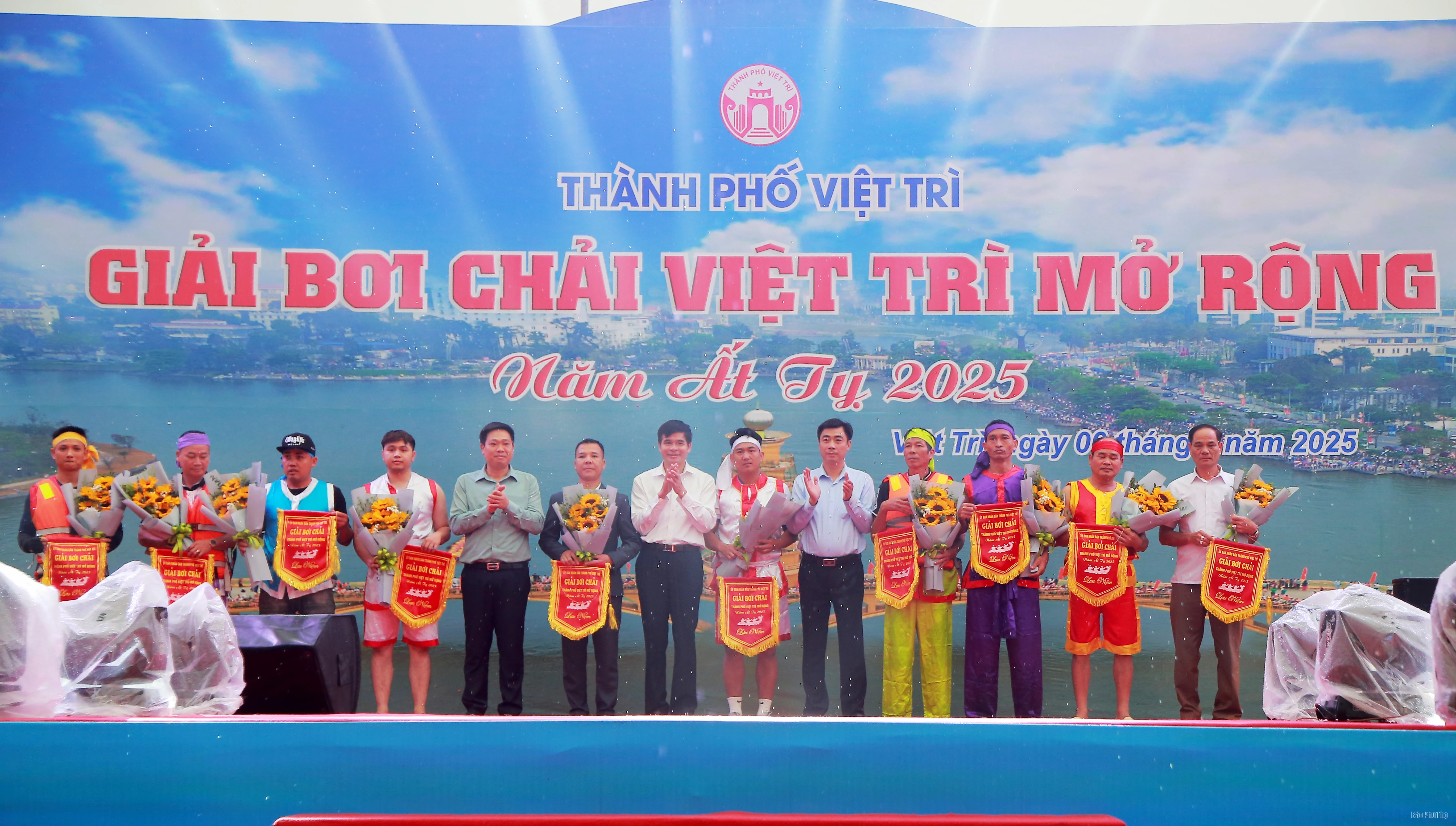 Bạch Hạc vô địch giải Bơi chải thành phố Việt Trì mở rộng