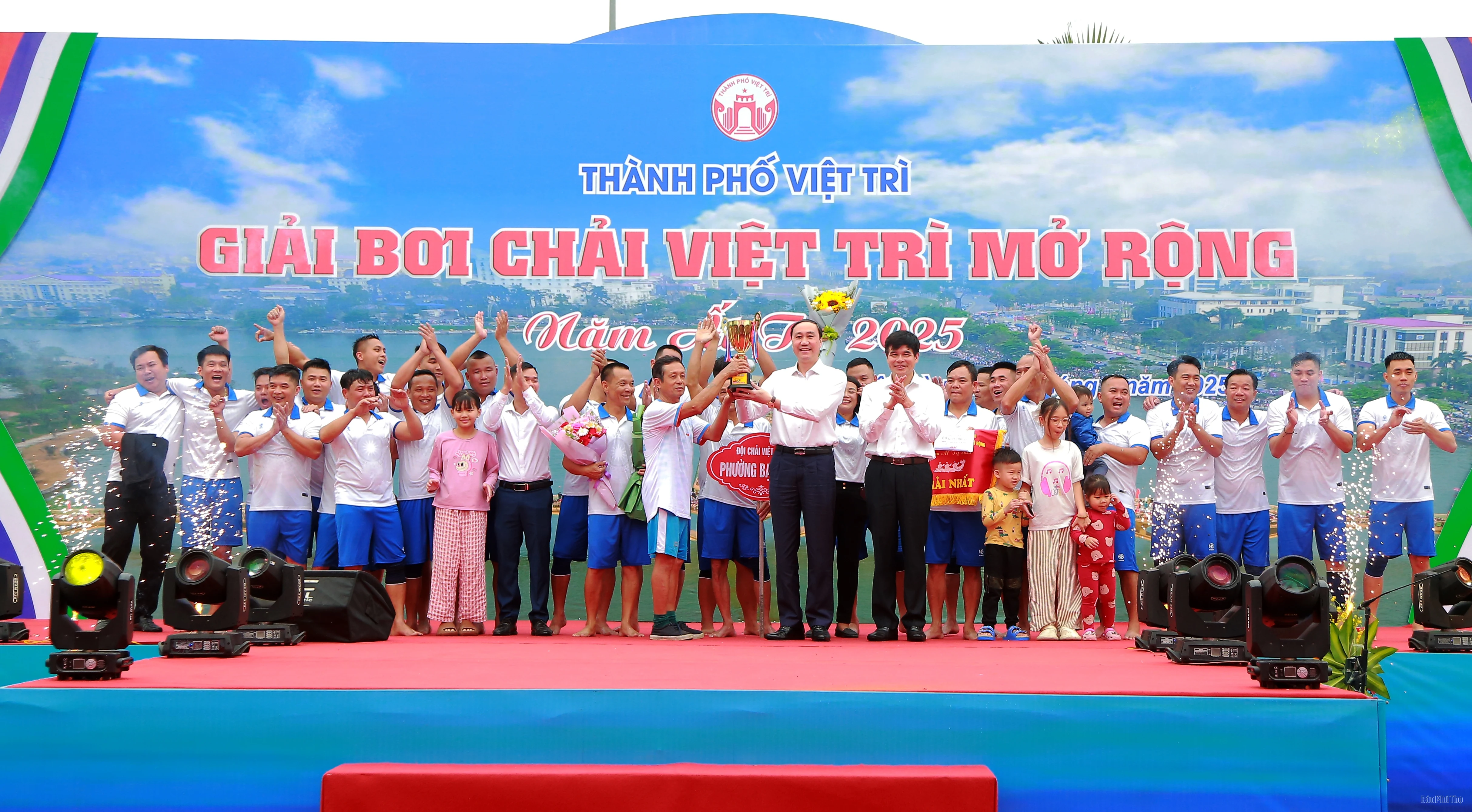 Bạch Hạc vô địch giải Bơi chải thành phố Việt Trì mở rộng