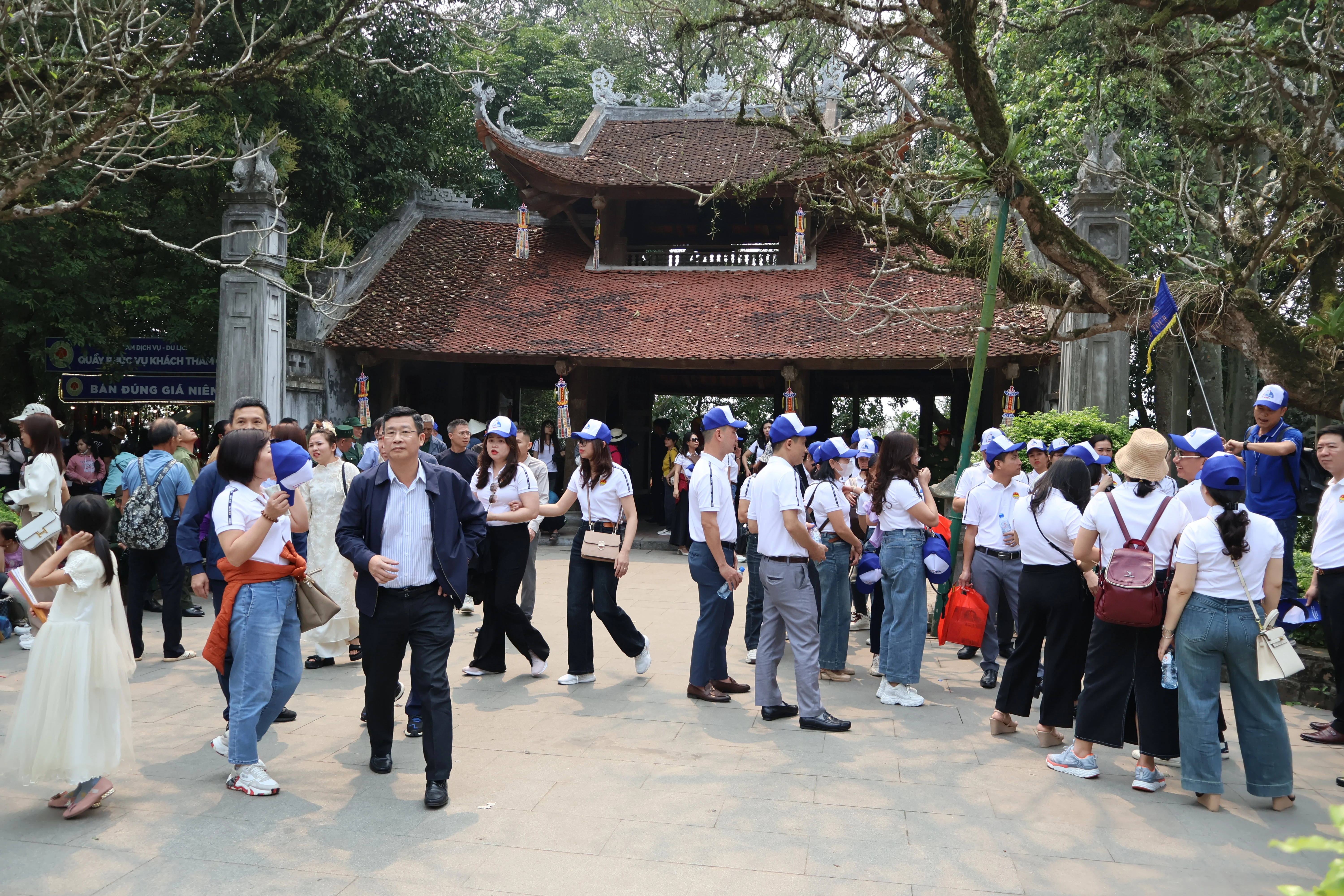 Tạo dựng hình ảnh lễ hội văn minh trong lòng du khách