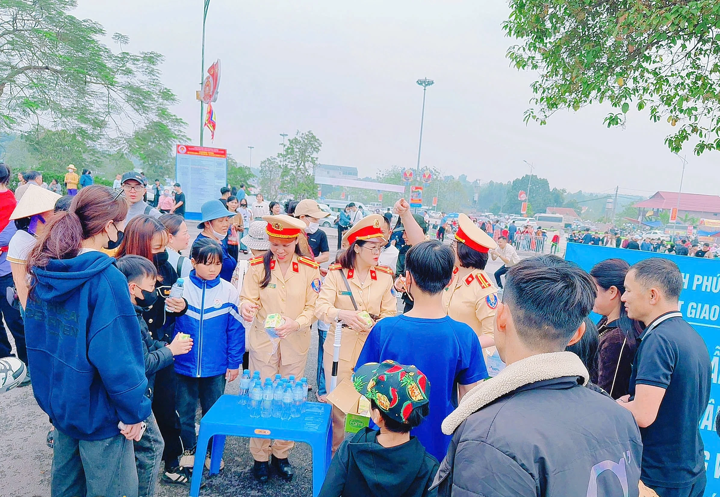 Tặng nước uống miễn phí cho người dân và du khách hành hương về Giỗ Tổ
