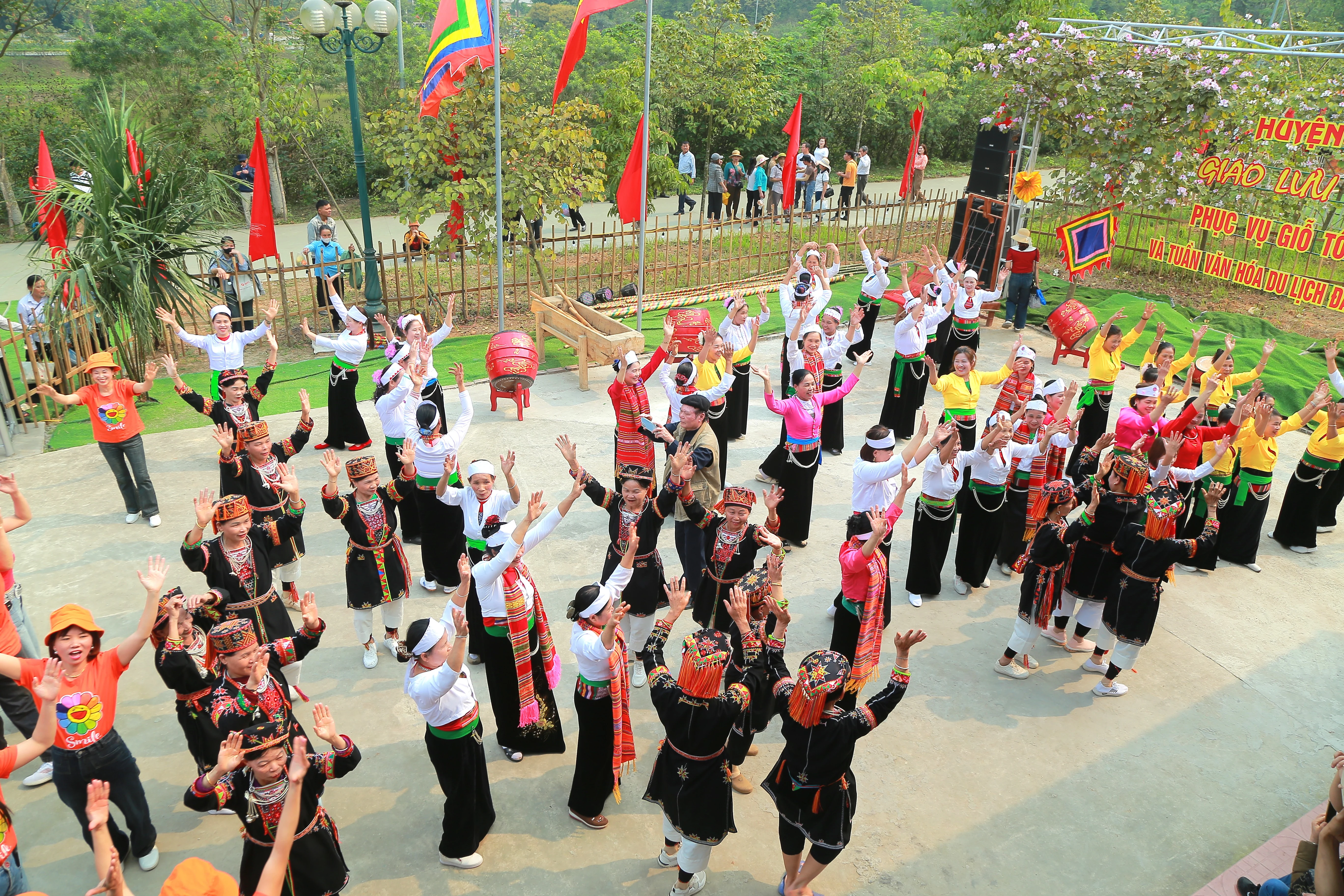 Tân Sơn: Hơn 800 người tham gia giao lưu, diễn xướng dân gian tại Lễ hội Đền Hùng