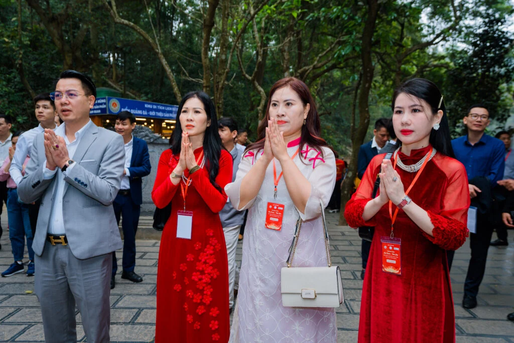 Hoa hậu Thương hiệu Việt Nam 2024 Phạm Thị Thanh Hải dâng hương tại Đất Tổ