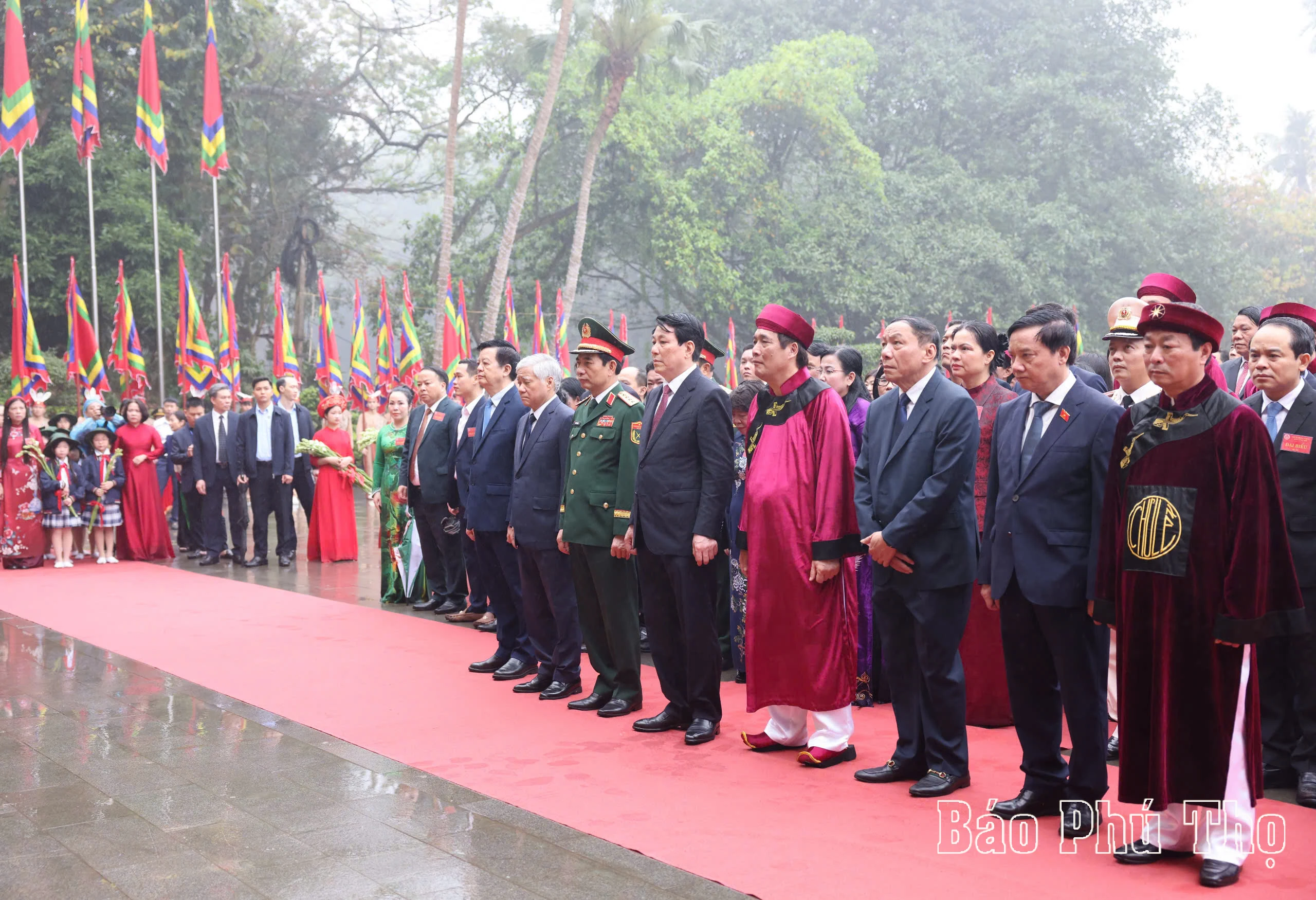 Chủ tịch nước Lương Cường dâng hương tưởng niệm các Vua Hùng