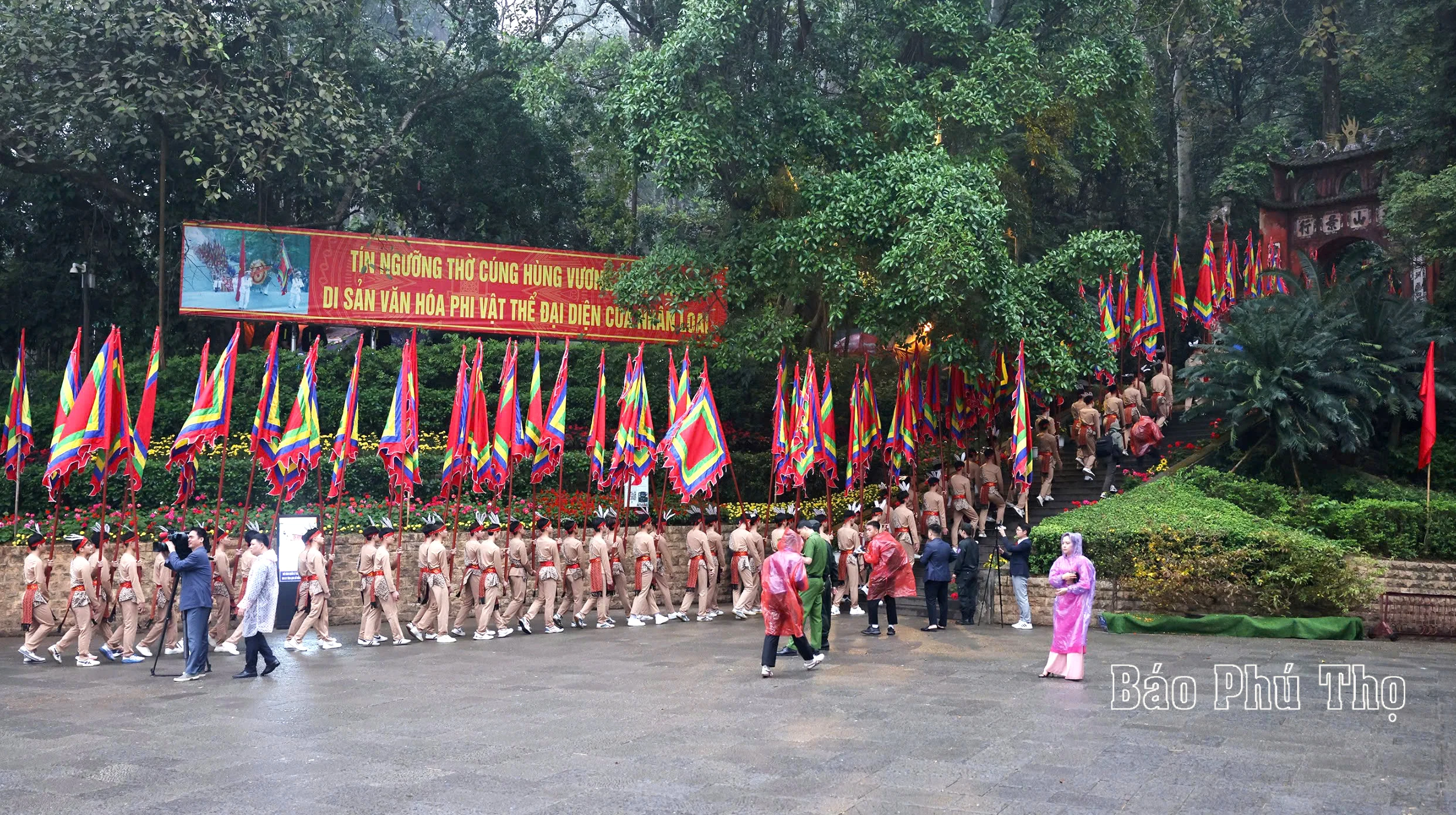 Chủ tịch nước Lương Cường dâng hương tưởng niệm các Vua Hùng