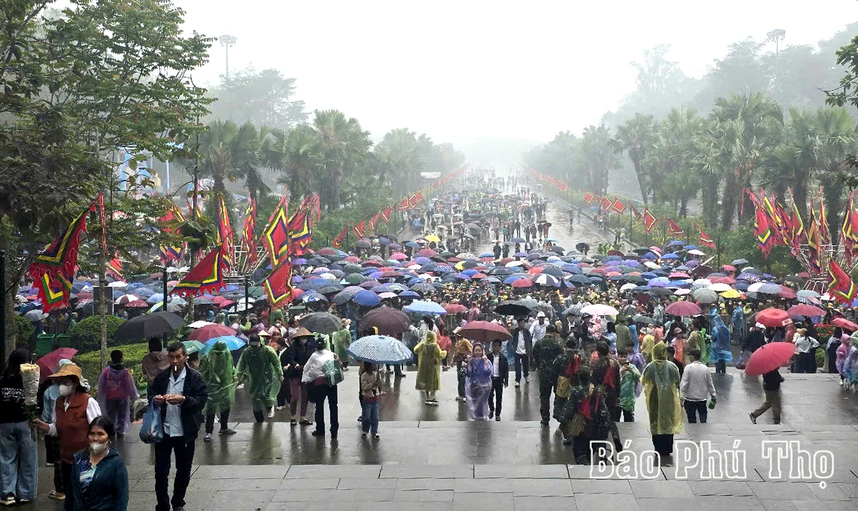 Chủ tịch nước Lương Cường dâng hương tưởng niệm các Vua Hùng