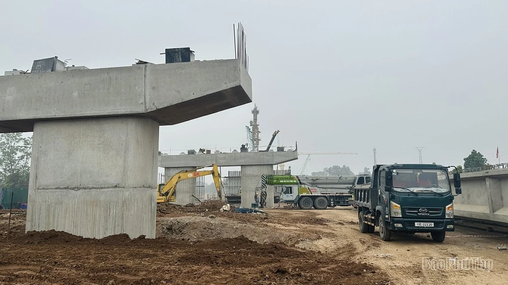 Đảm bảo tiến độ xây dựng cầu Phong Châu mới an toàn trước mùa mưa lũ