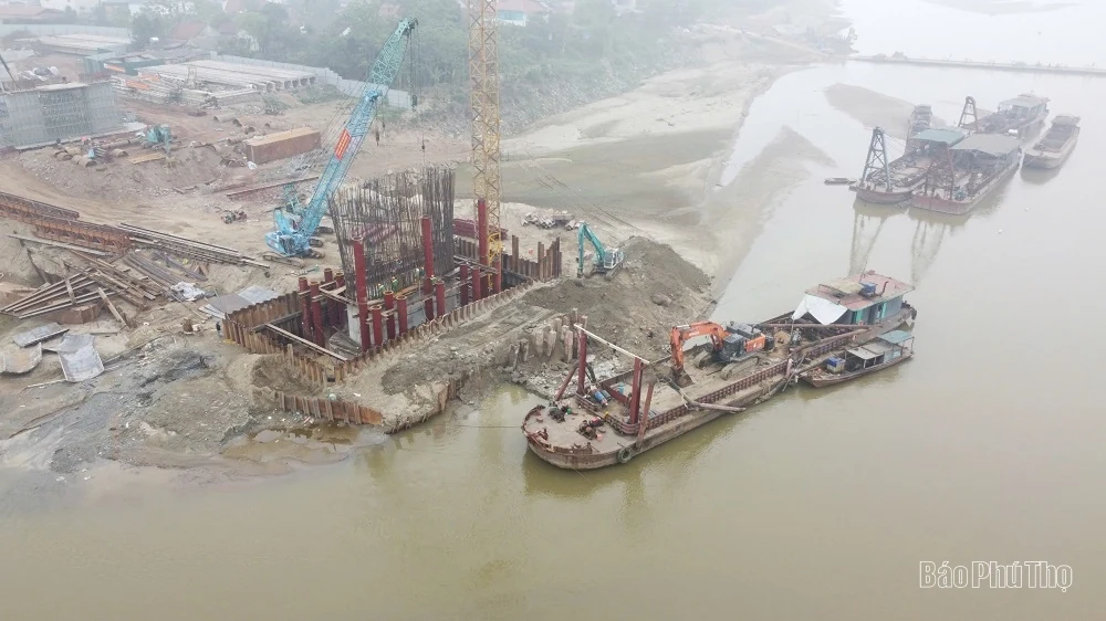 Đảm bảo tiến độ xây dựng cầu Phong Châu mới an toàn trước mùa mưa lũ