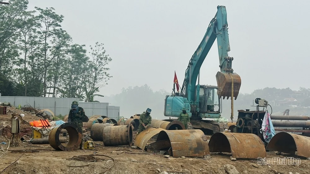 Đảm bảo tiến độ xây dựng cầu Phong Châu mới an toàn trước mùa mưa lũ