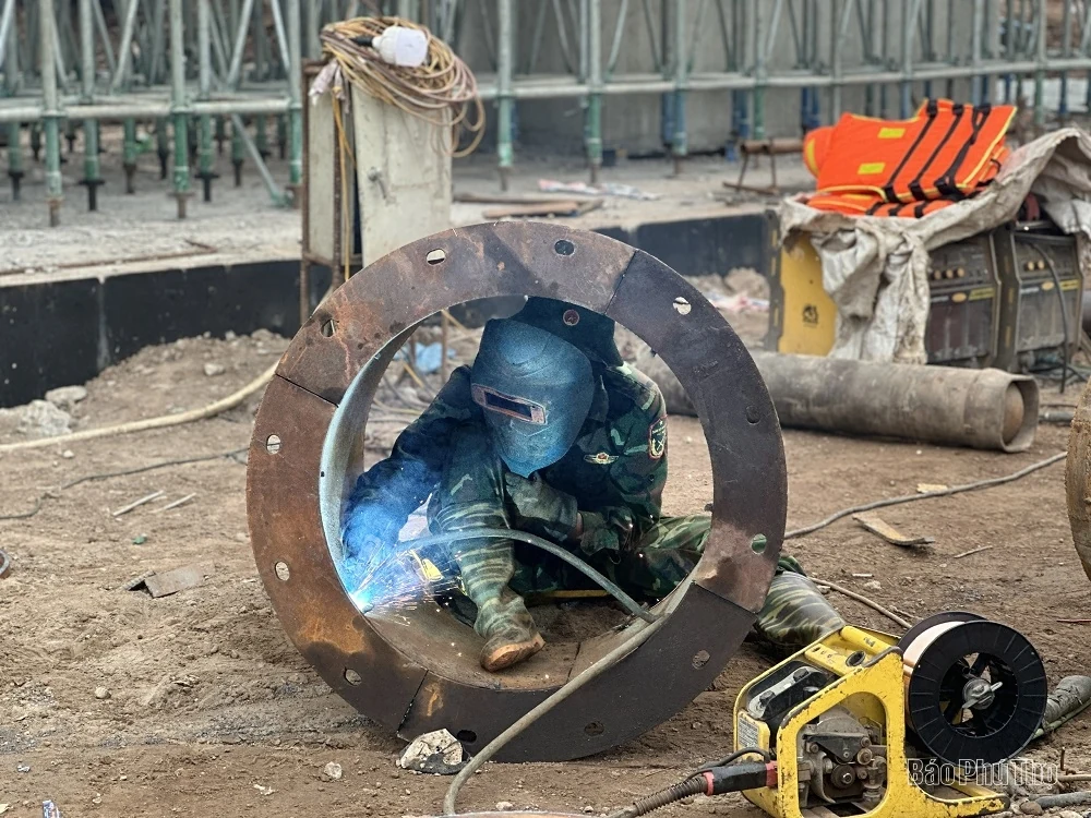 Đảm bảo tiến độ xây dựng cầu Phong Châu mới an toàn trước mùa mưa lũ