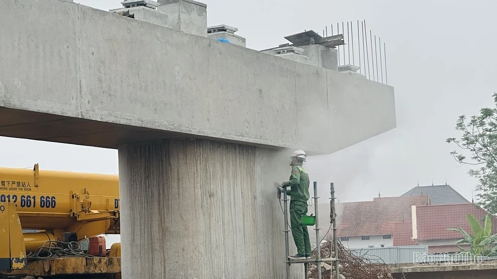 Đảm bảo tiến độ xây dựng cầu Phong Châu mới an toàn trước mùa mưa lũ