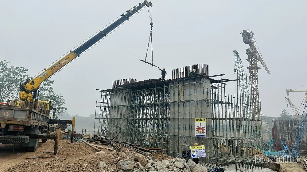 Đảm bảo tiến độ xây dựng cầu Phong Châu mới an toàn trước mùa mưa lũ